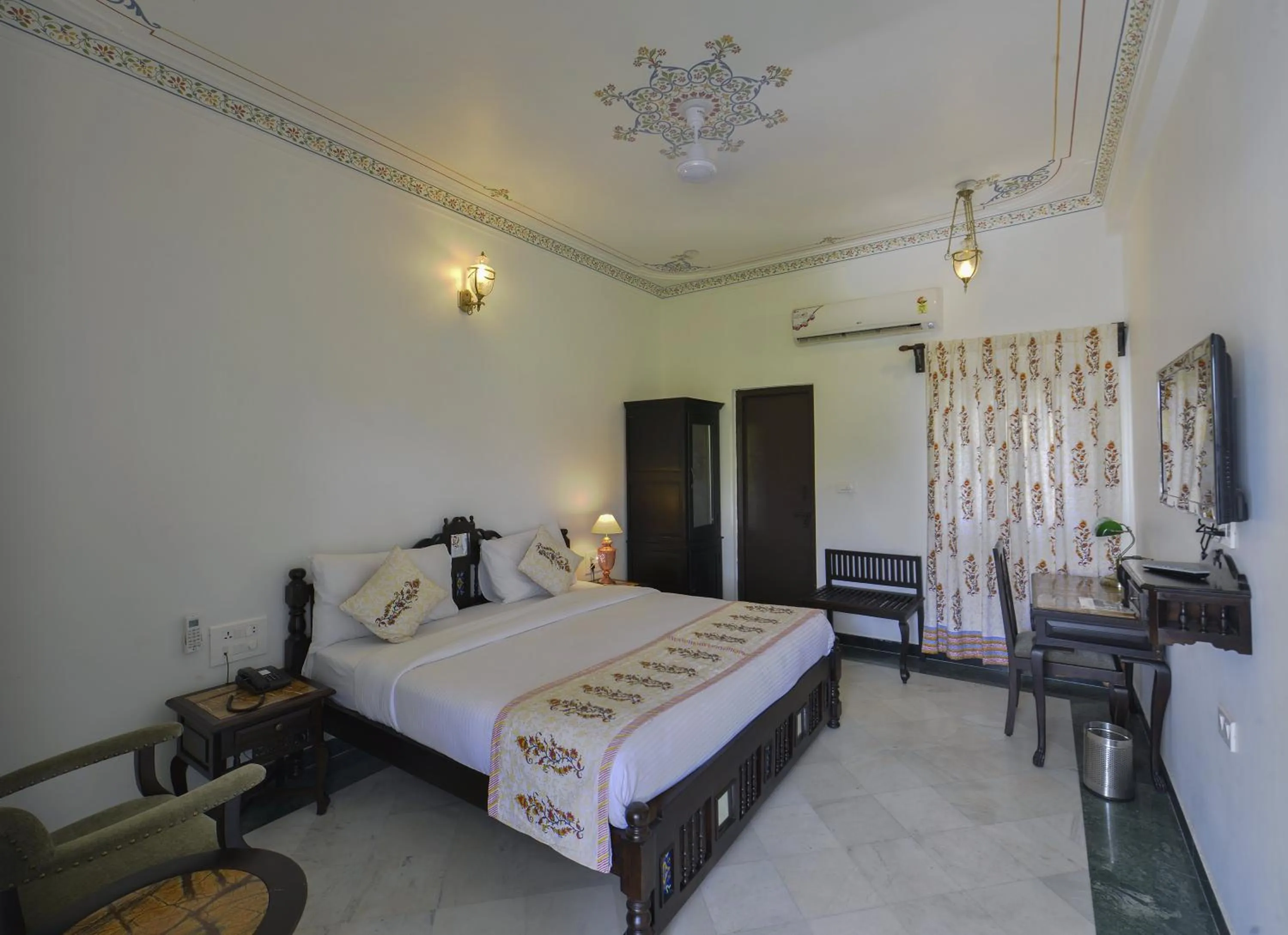 Photo of the whole room in The Lavitra Lakeview Hotel