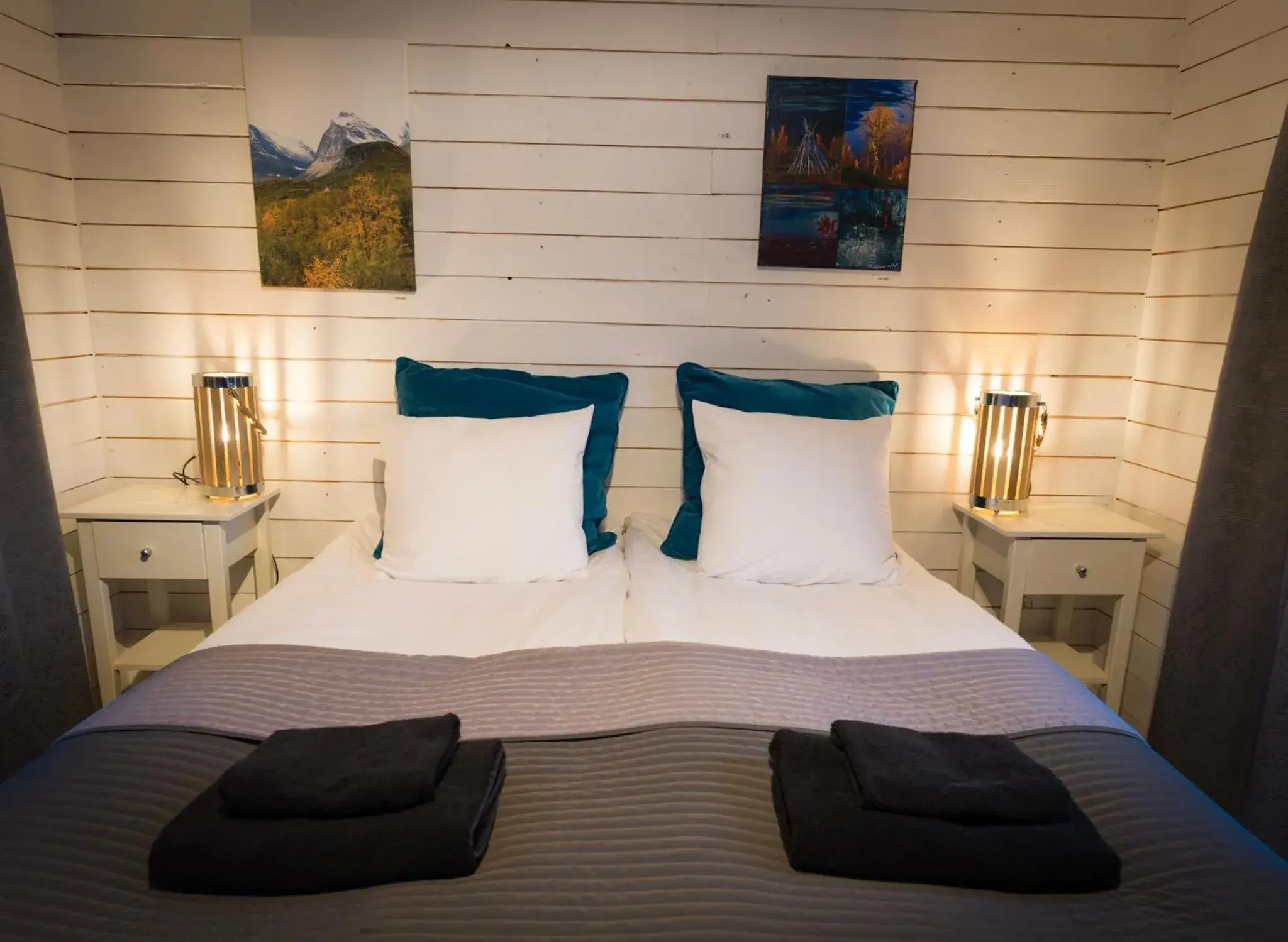 Double Room with Shared Bathroom in Arctic Gourmet Cabin Double Room with Shared Bathroom in Arctic Gourmet Cabin