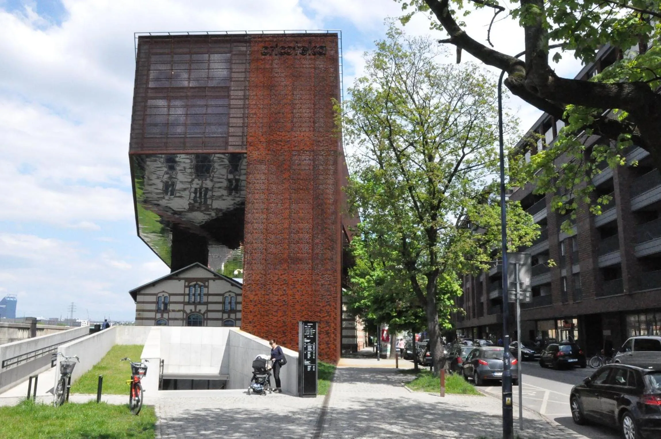 Property building in Designomania Apartments - Nadwiślańska 11