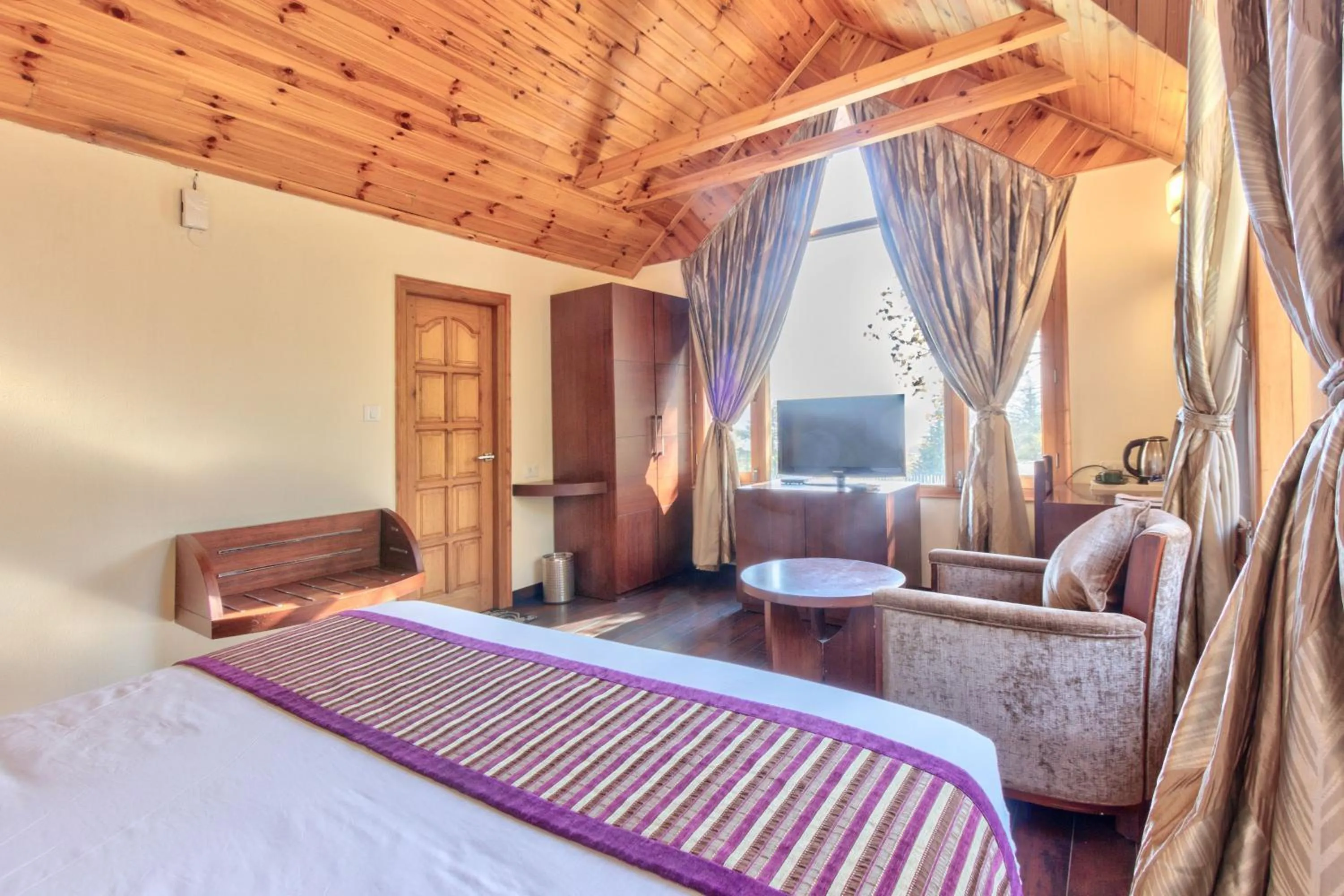 Bed in Shingar Regency