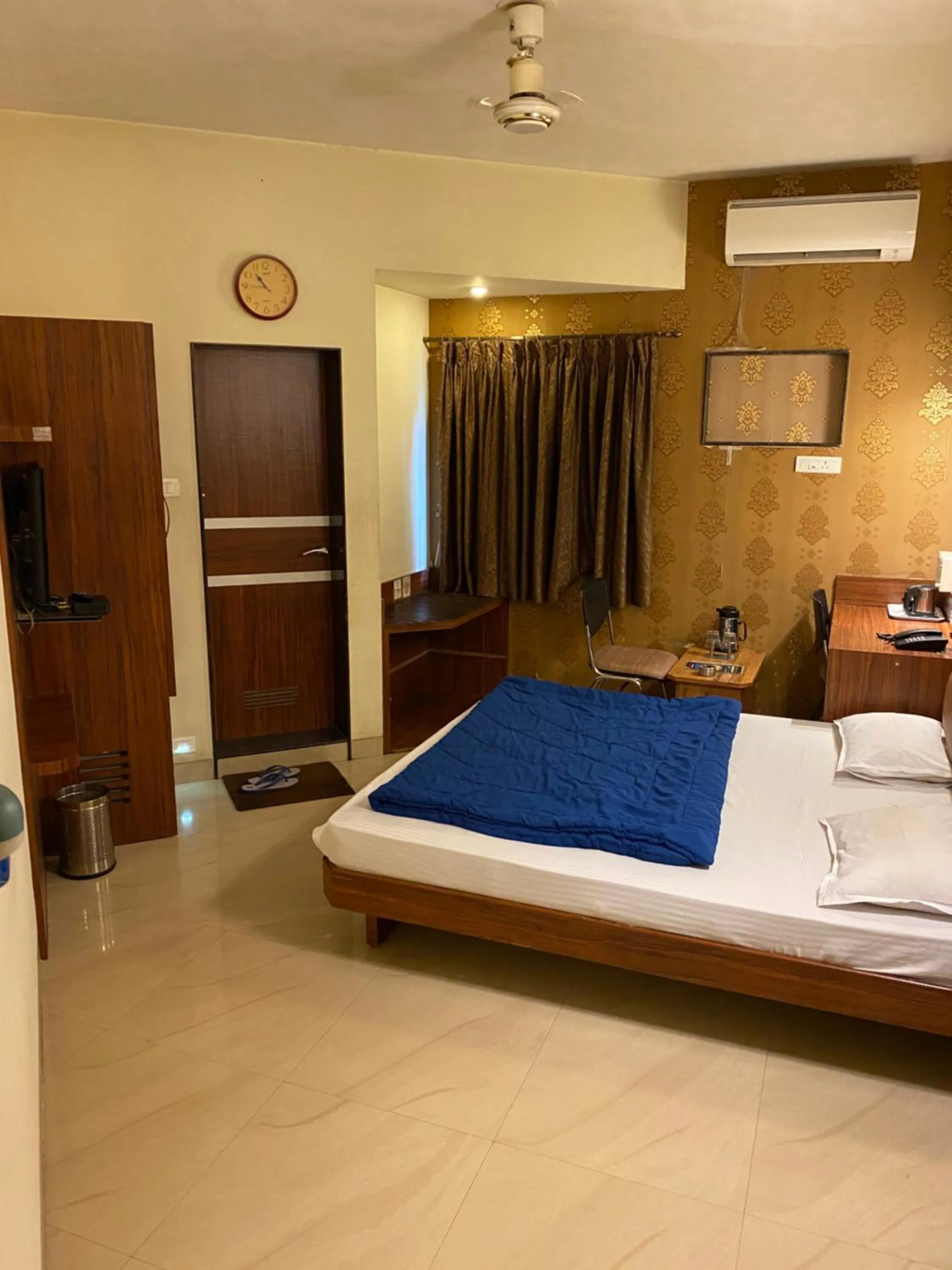 Bed in Panchavati Elite Inn