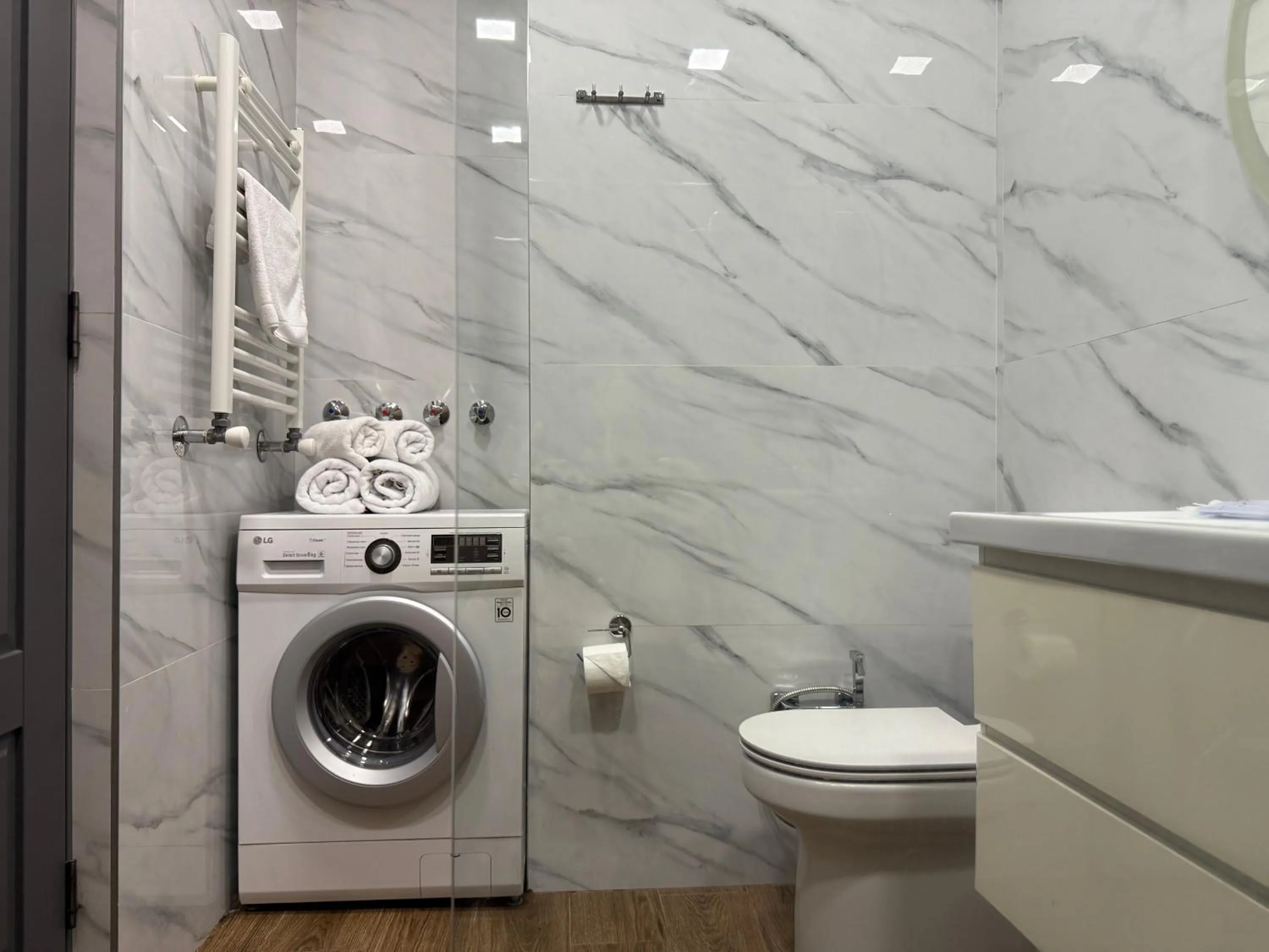 Toilet in Sweet Home Deluxe Apart-Hotel