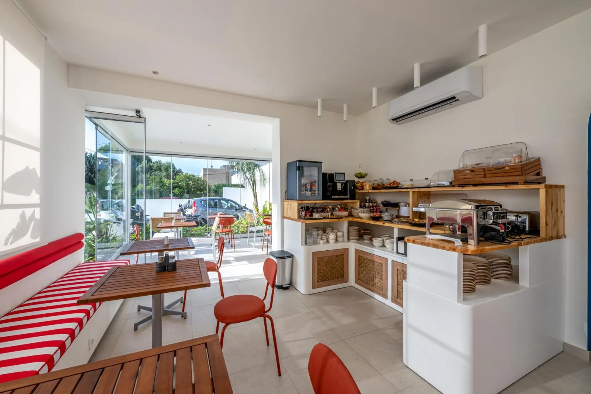 Restaurant/places to eat in Patricia Suites