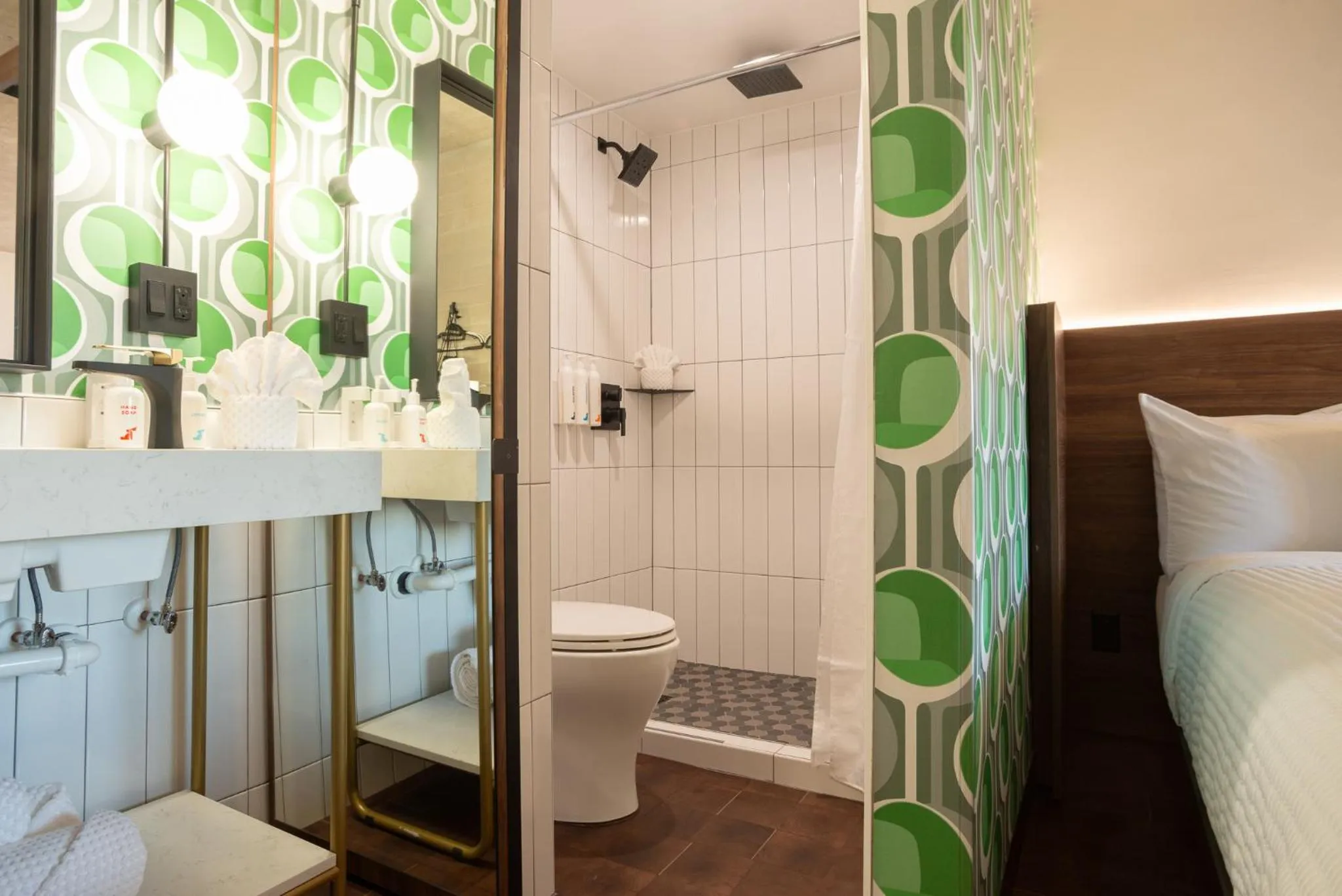 Shower, Bed in The Alice Hotel