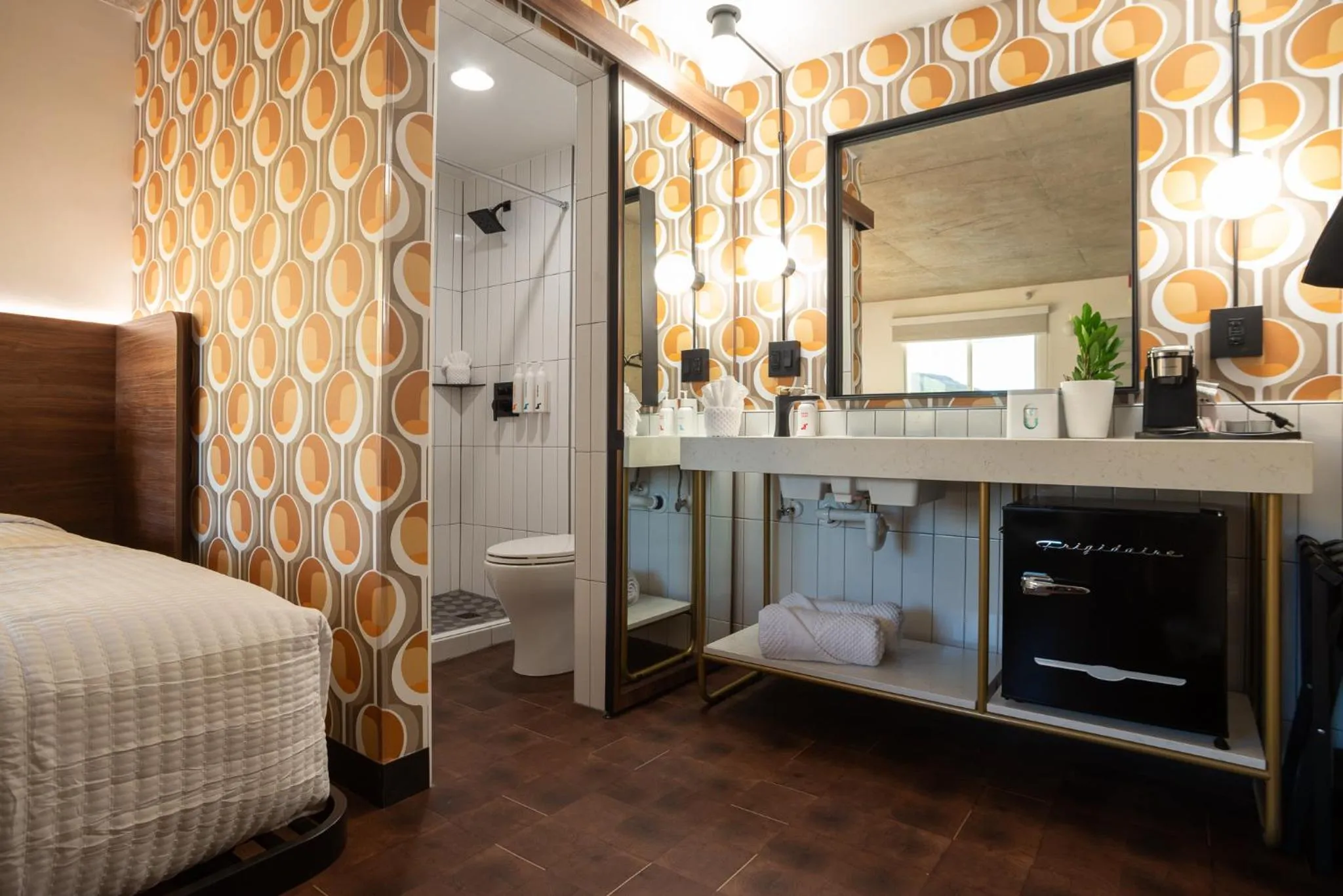 Shower, Bed in The Alice Hotel