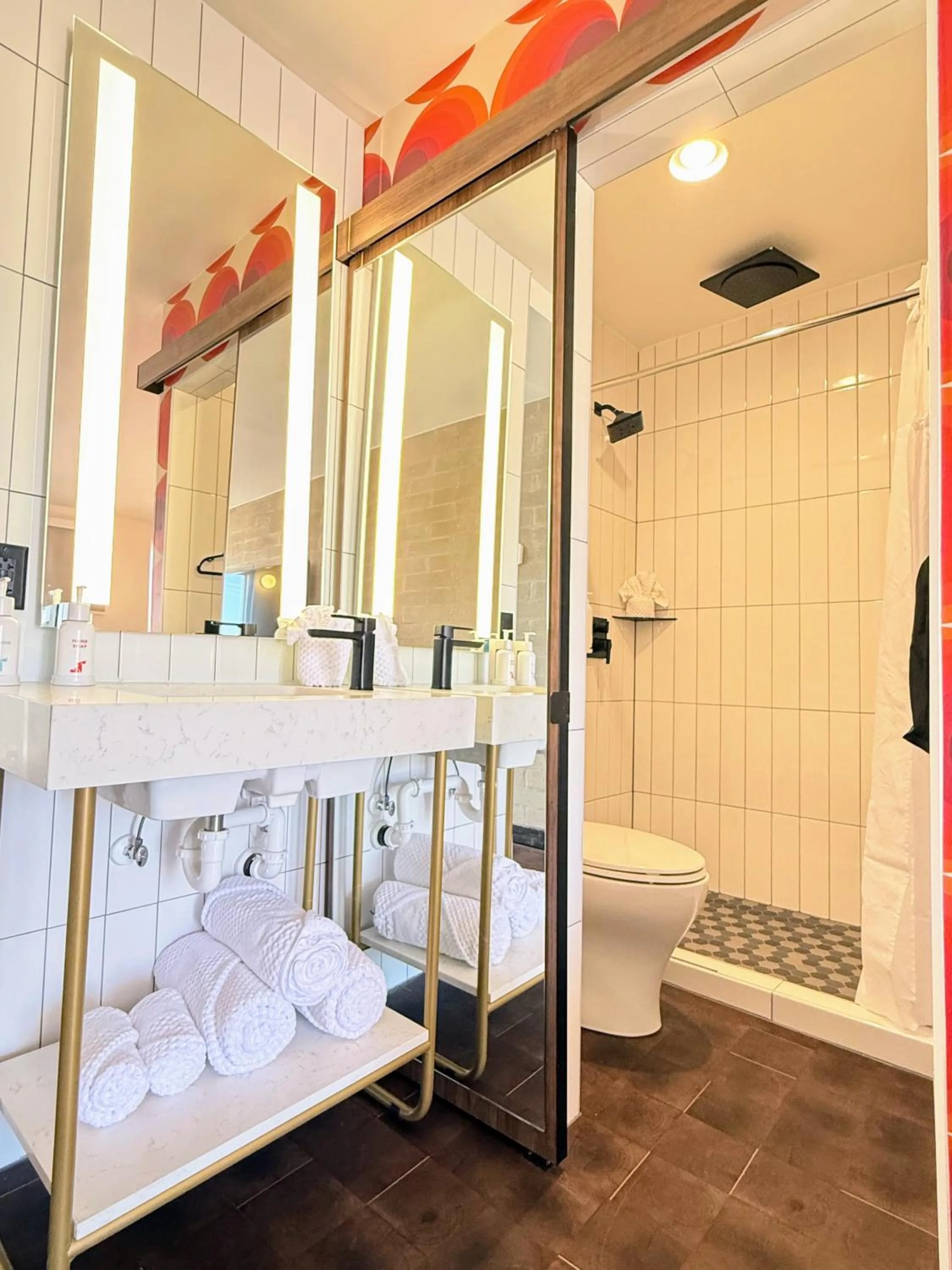 Shower, Bed in The Alice Hotel