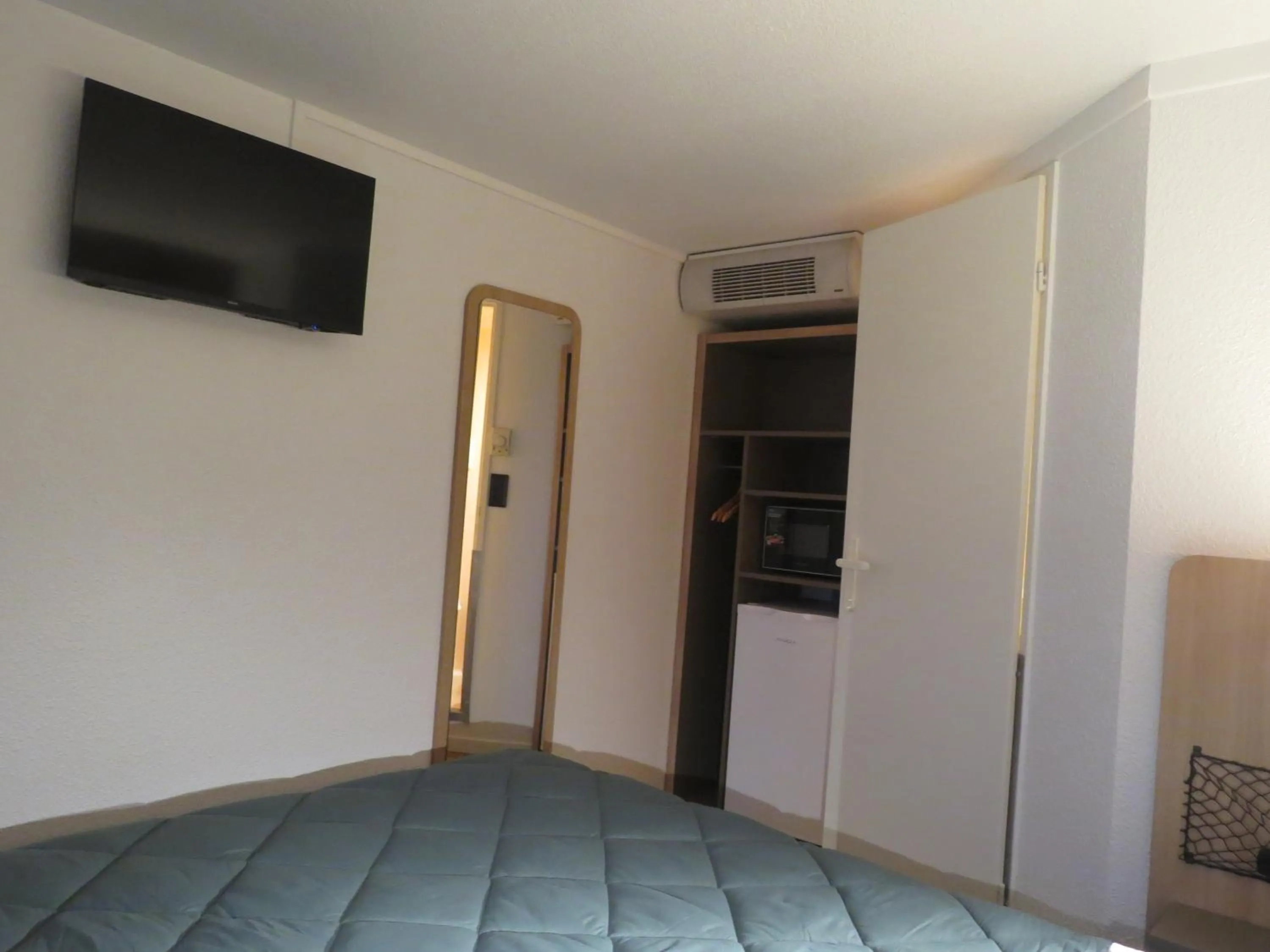 Photo of the whole room, Bed in HOTEL PREMIERE CLASSE Rouen Sud Oissel