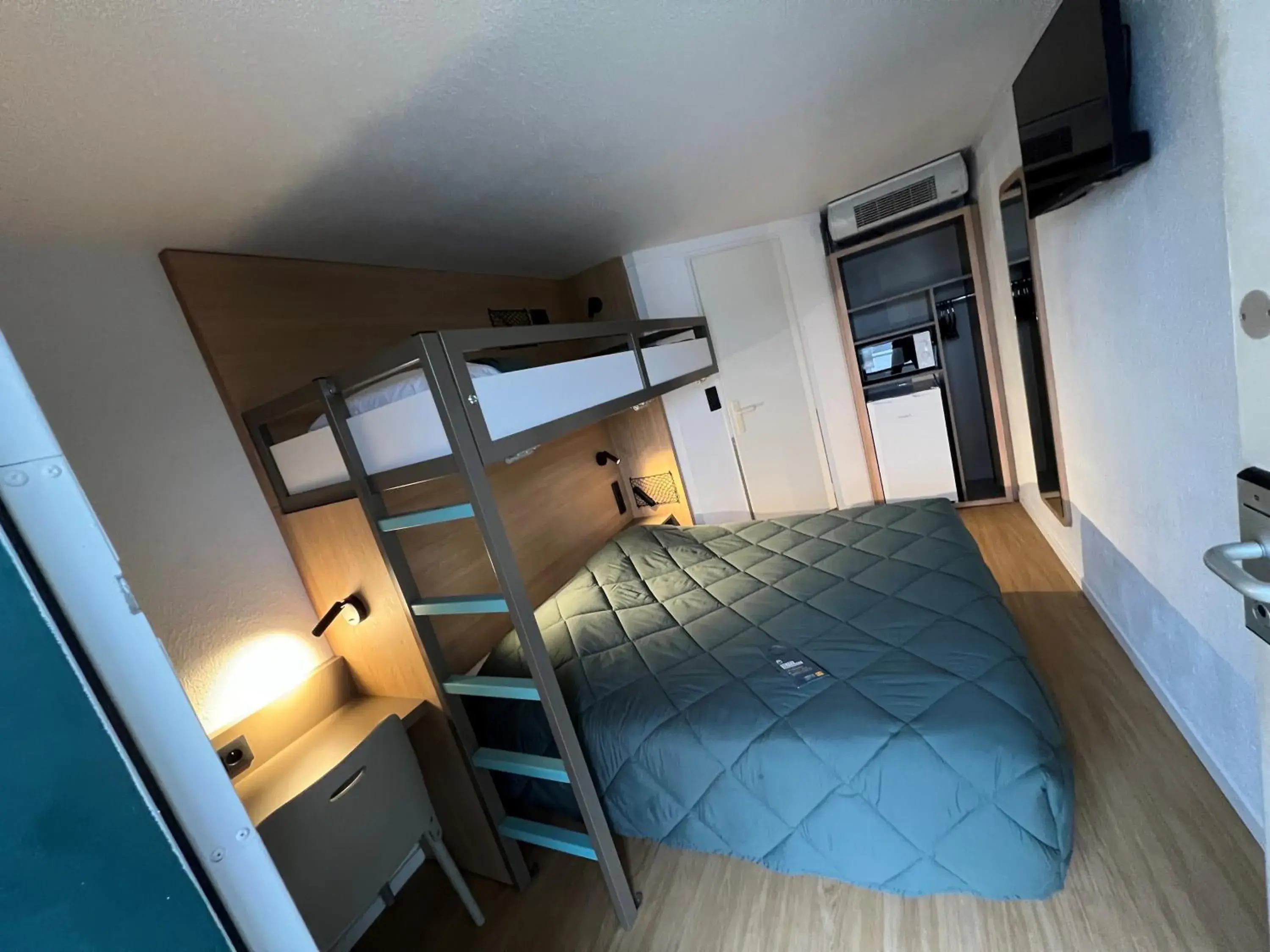 Triple Room - single occupancy - 1 Double Bed 1 Bunked Bed in The Originals Access, Hôtel Rouen Sud Oissel (P'tit Dej-Hotel) Triple Room - single occupancy - 1 Double Bed 1 Bunked Bed in The Originals Access, Hôtel Rouen Sud Oissel (P'tit Dej-Hotel)