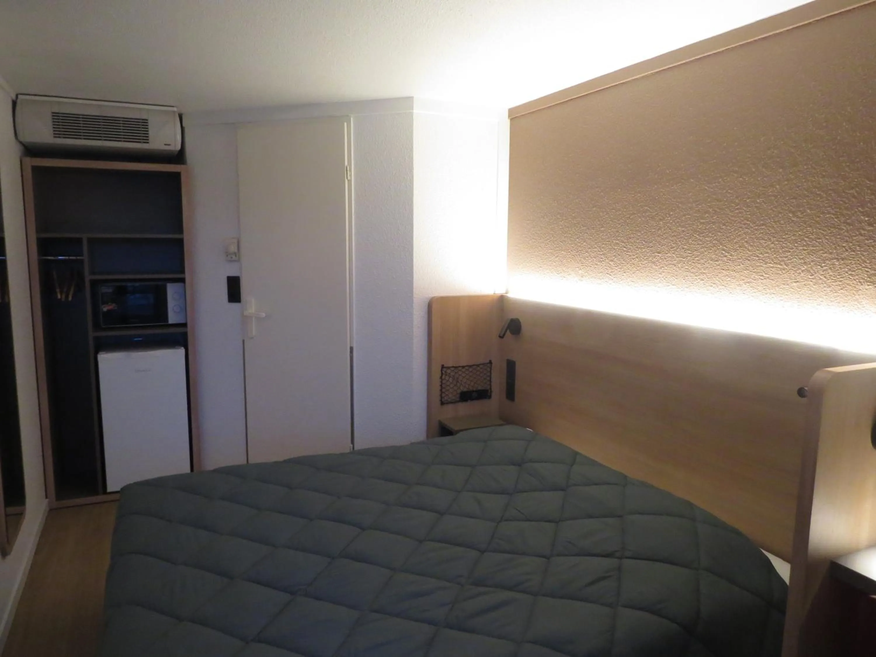 Photo of the whole room, Bed in HOTEL PREMIERE CLASSE Rouen Sud Oissel