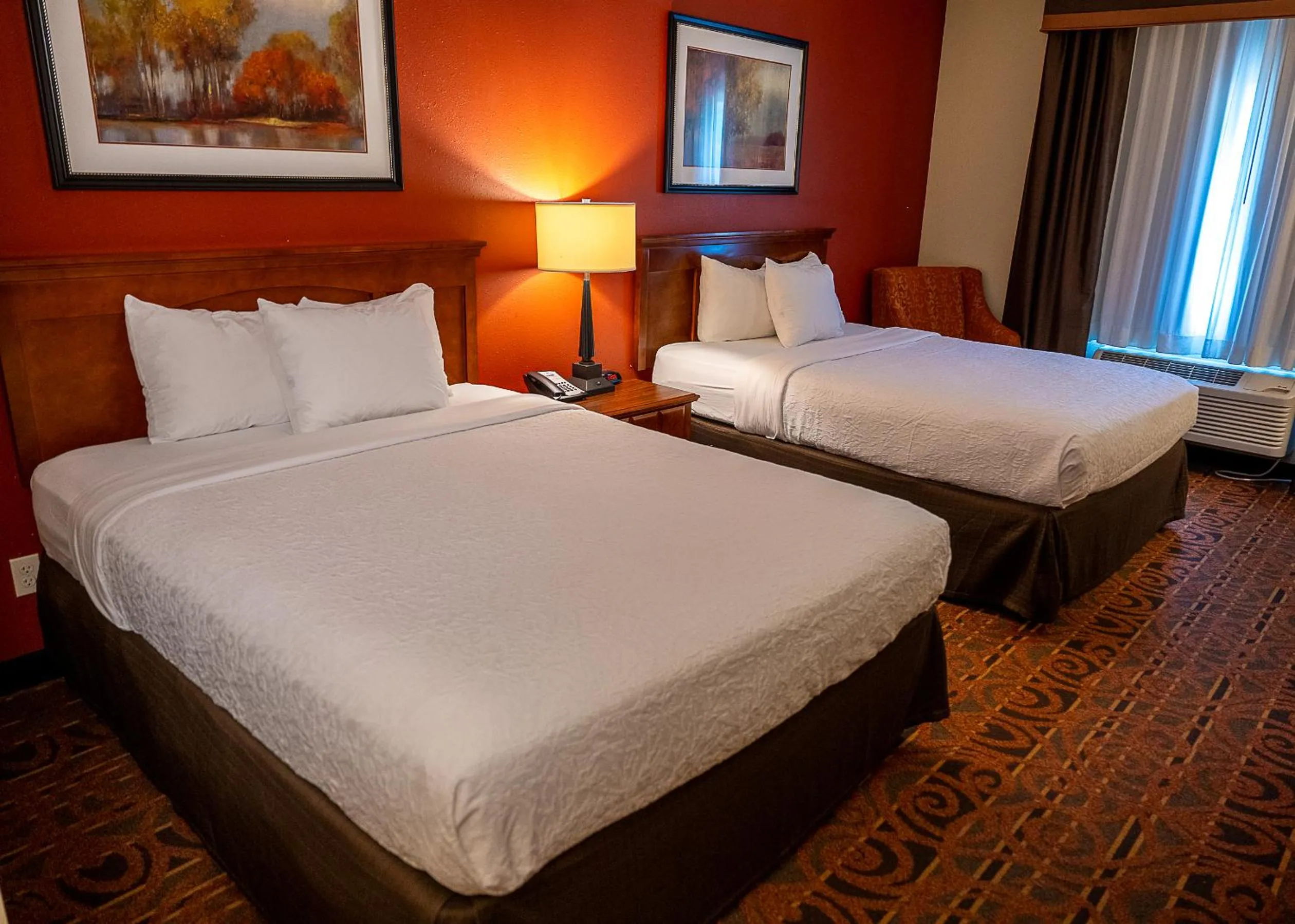 Photo of the whole room, Bed in Savanna Inn & Suites