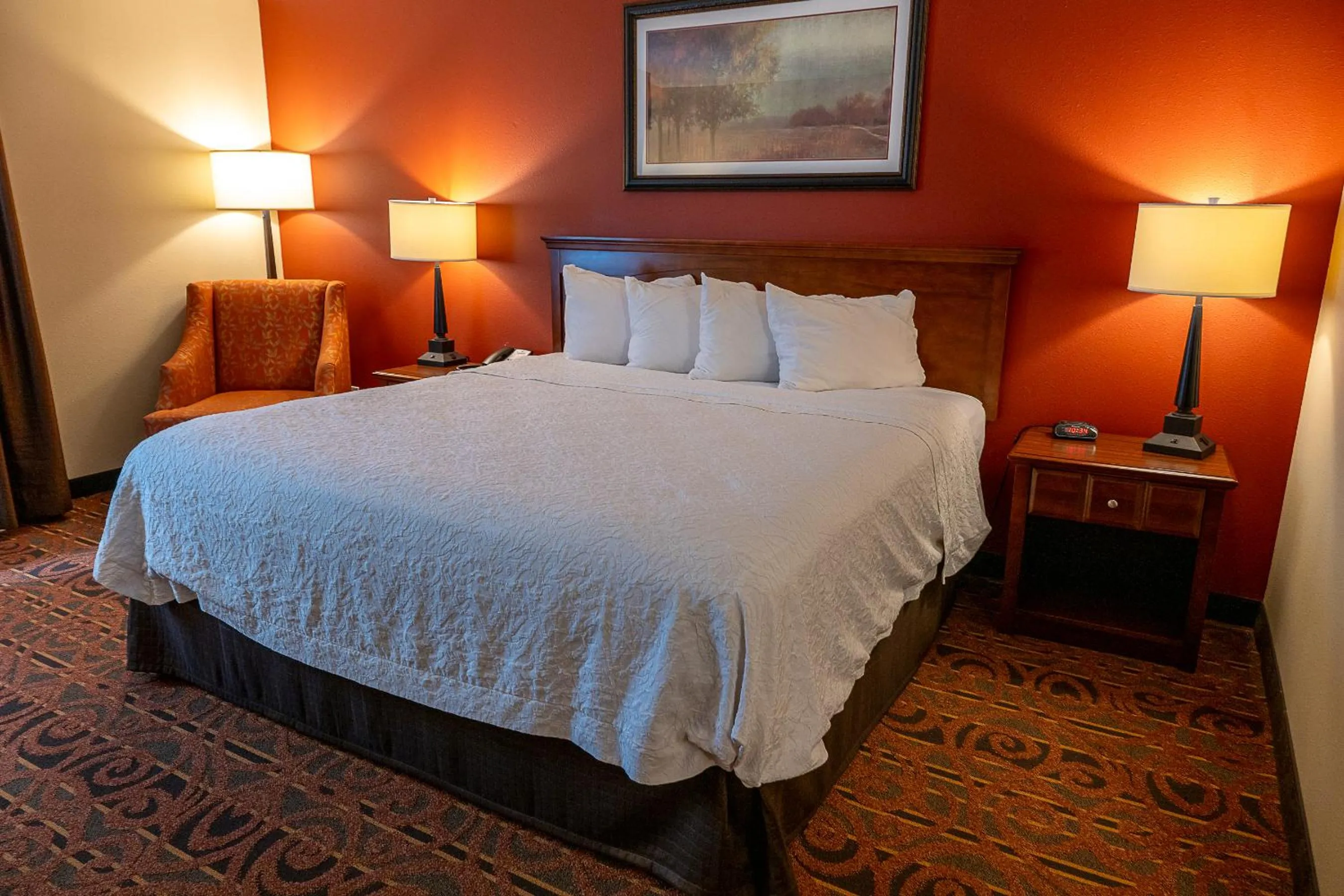 Bedroom, Bed in Savanna Inn & Suites