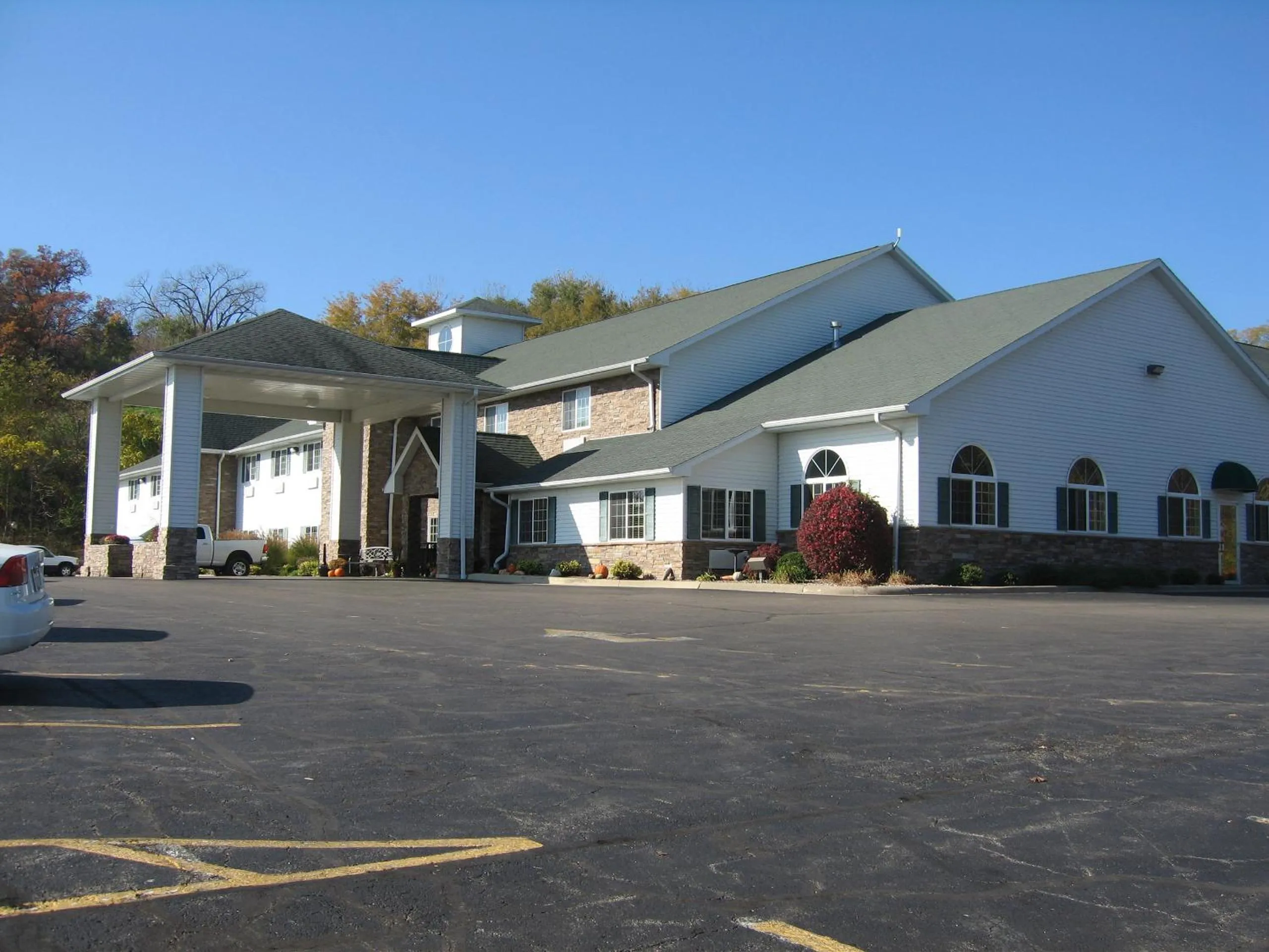 Facade/entrance in Savanna Inn & Suites