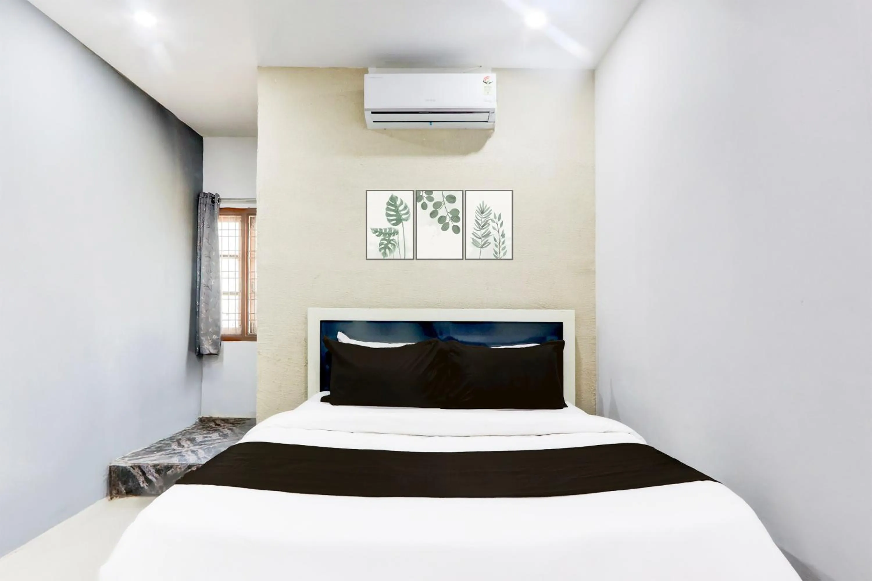 Facade/entrance, Bed in Hotel O by OYO Tara Grand luxury Rooms