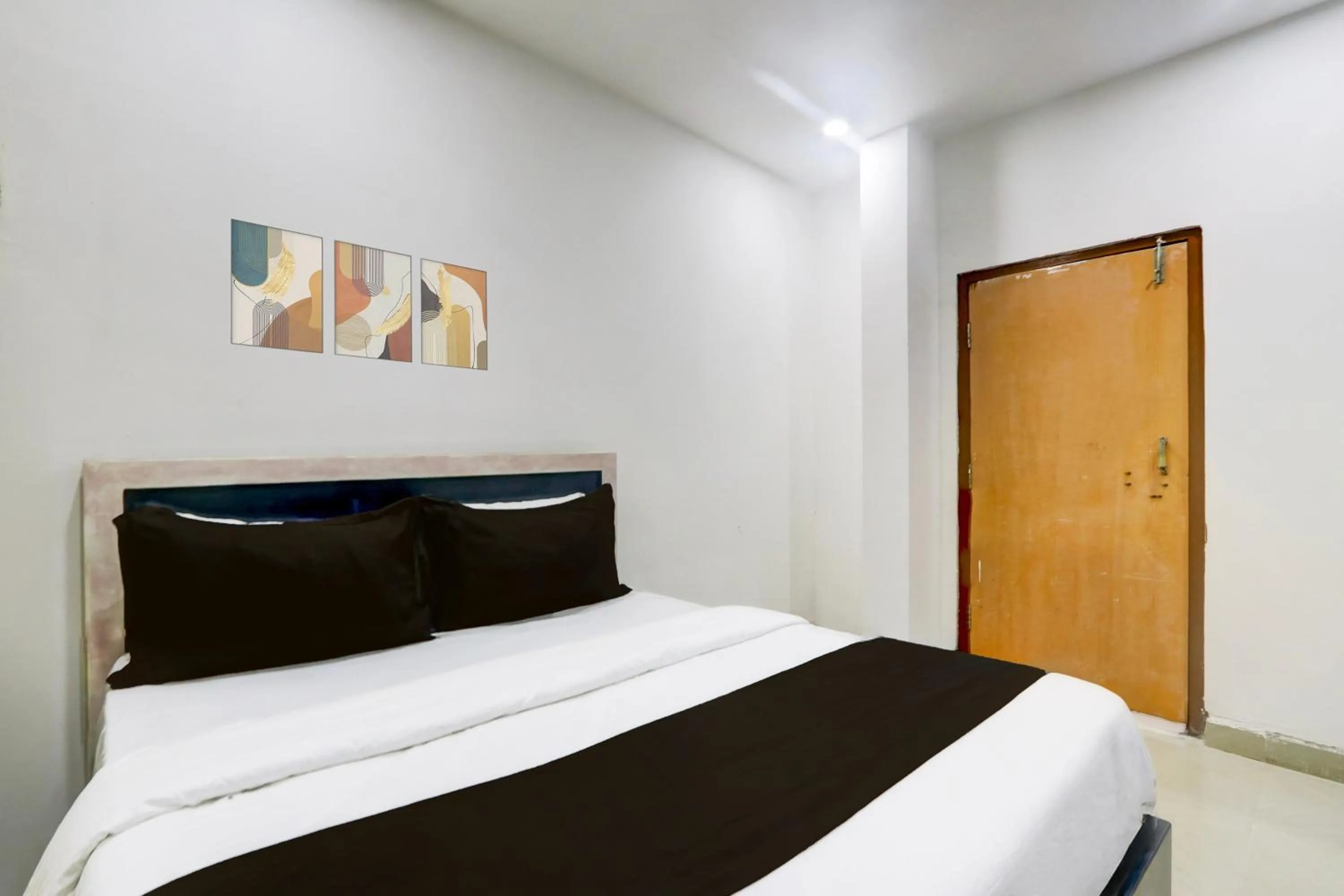 Facade/entrance, Bed in Hotel O by OYO Tara Grand luxury Rooms