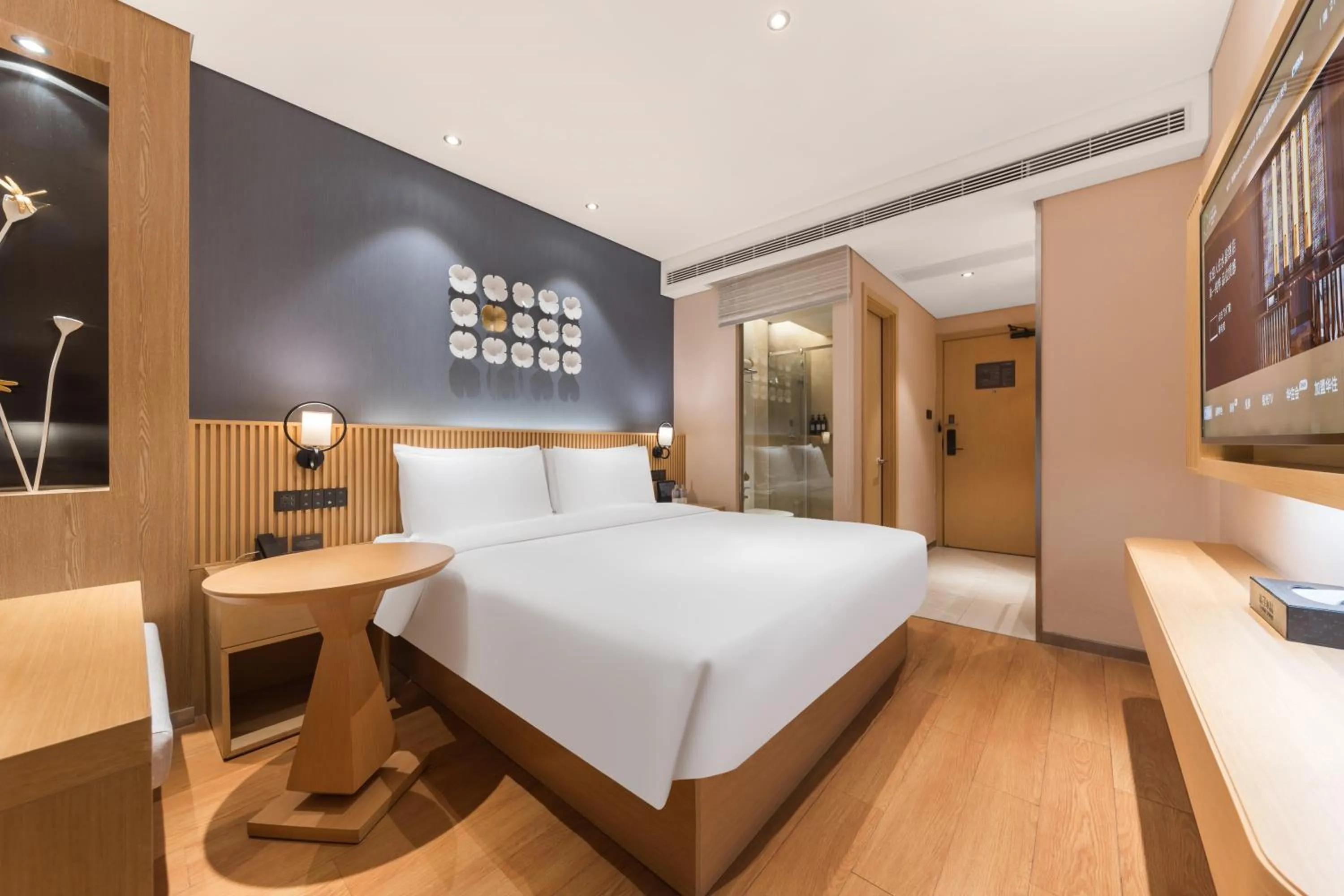 Photo of the whole room, Bed in Crystal Orange Hotel Shanghai The Bund Yu Garden