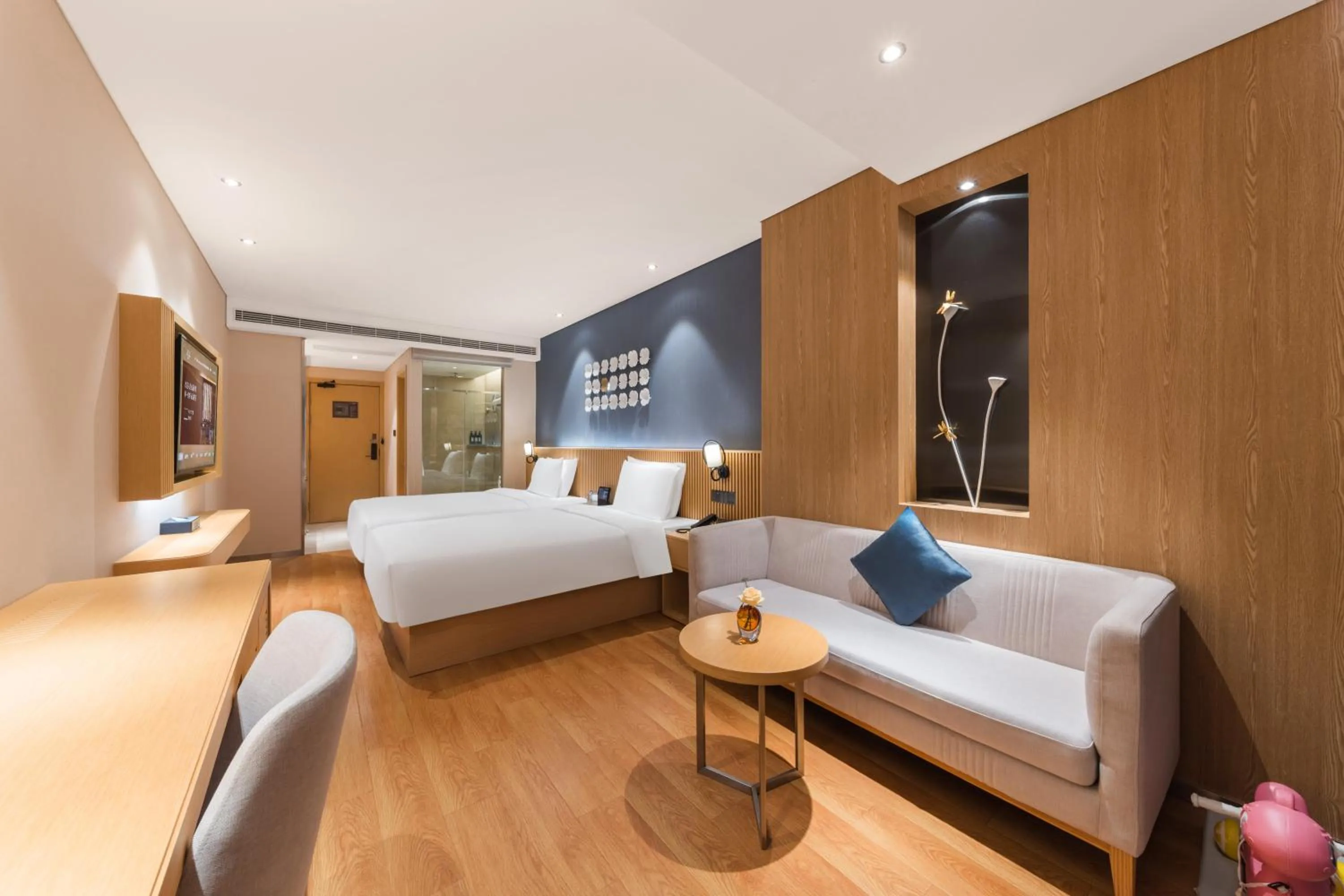 Photo of the whole room, Bed in Crystal Orange Hotel Shanghai The Bund Yu Garden