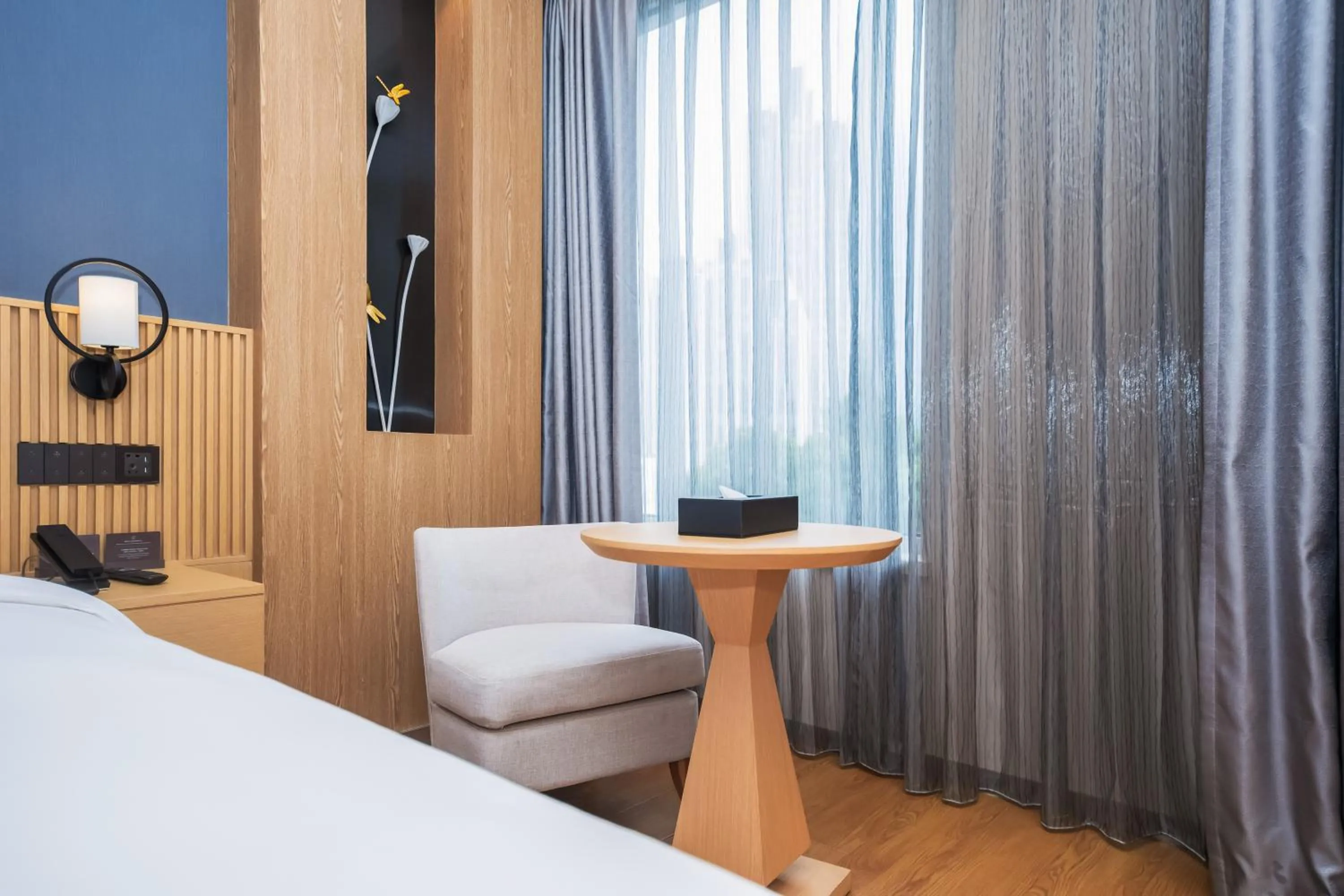 Seating area, Bed in Crystal Orange Hotel Shanghai The Bund Yu Garden