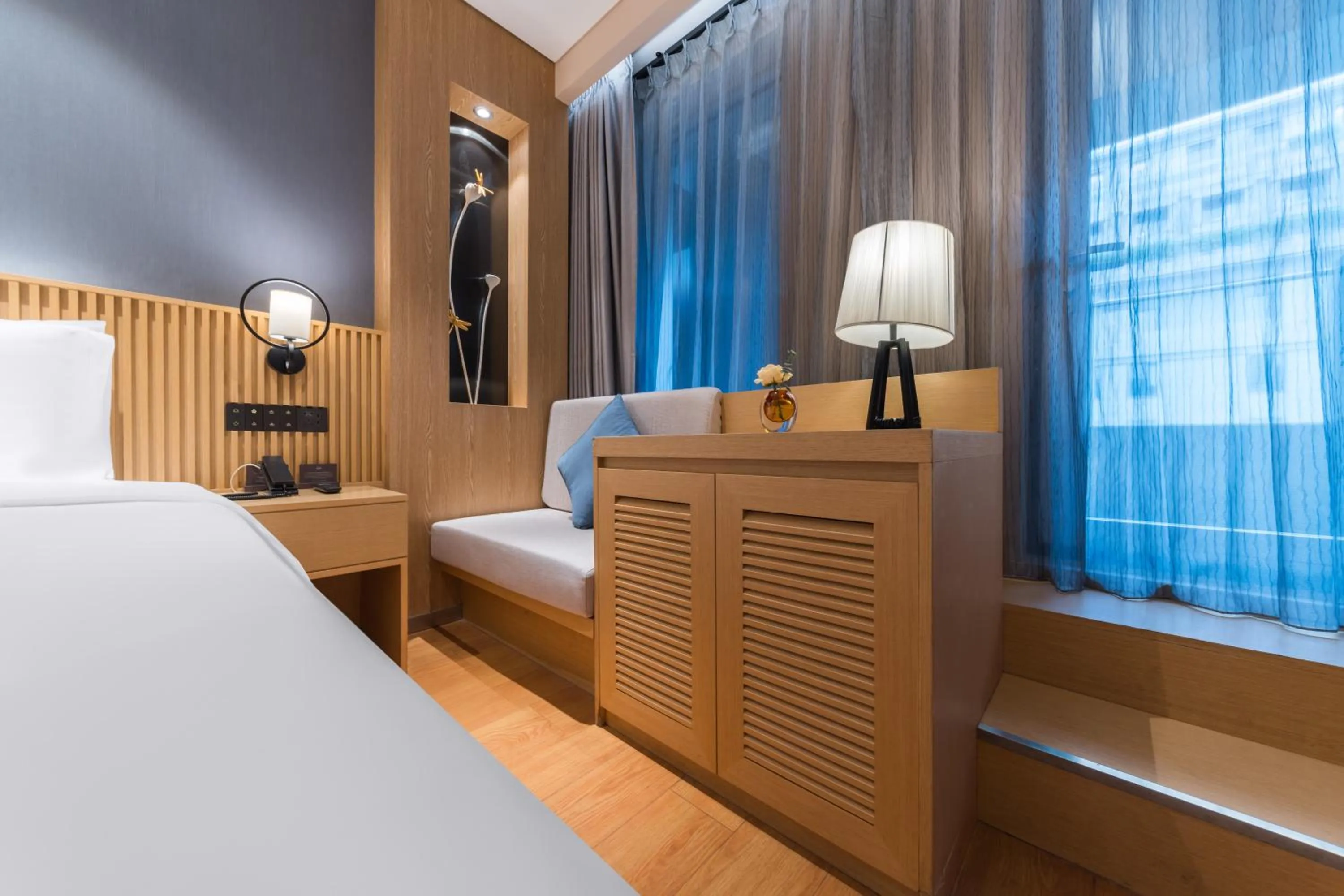 Seating area, Bed in Crystal Orange Hotel Shanghai The Bund Yu Garden