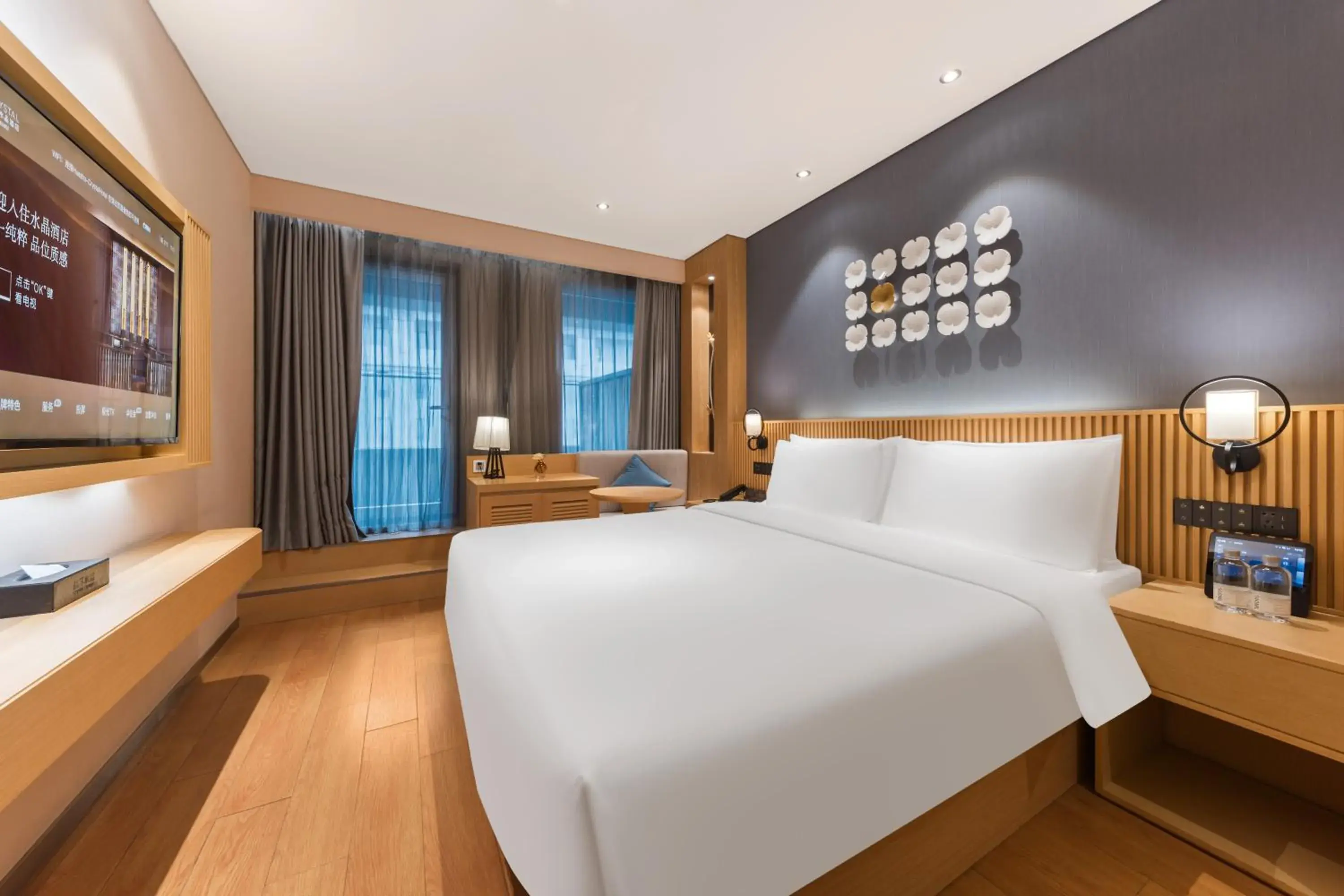Balcony Deluxe King Room in Crystal Hotel Shanghai The Bund Yu Garden Balcony Deluxe King Room in Crystal Hotel Shanghai The Bund Yu Garden