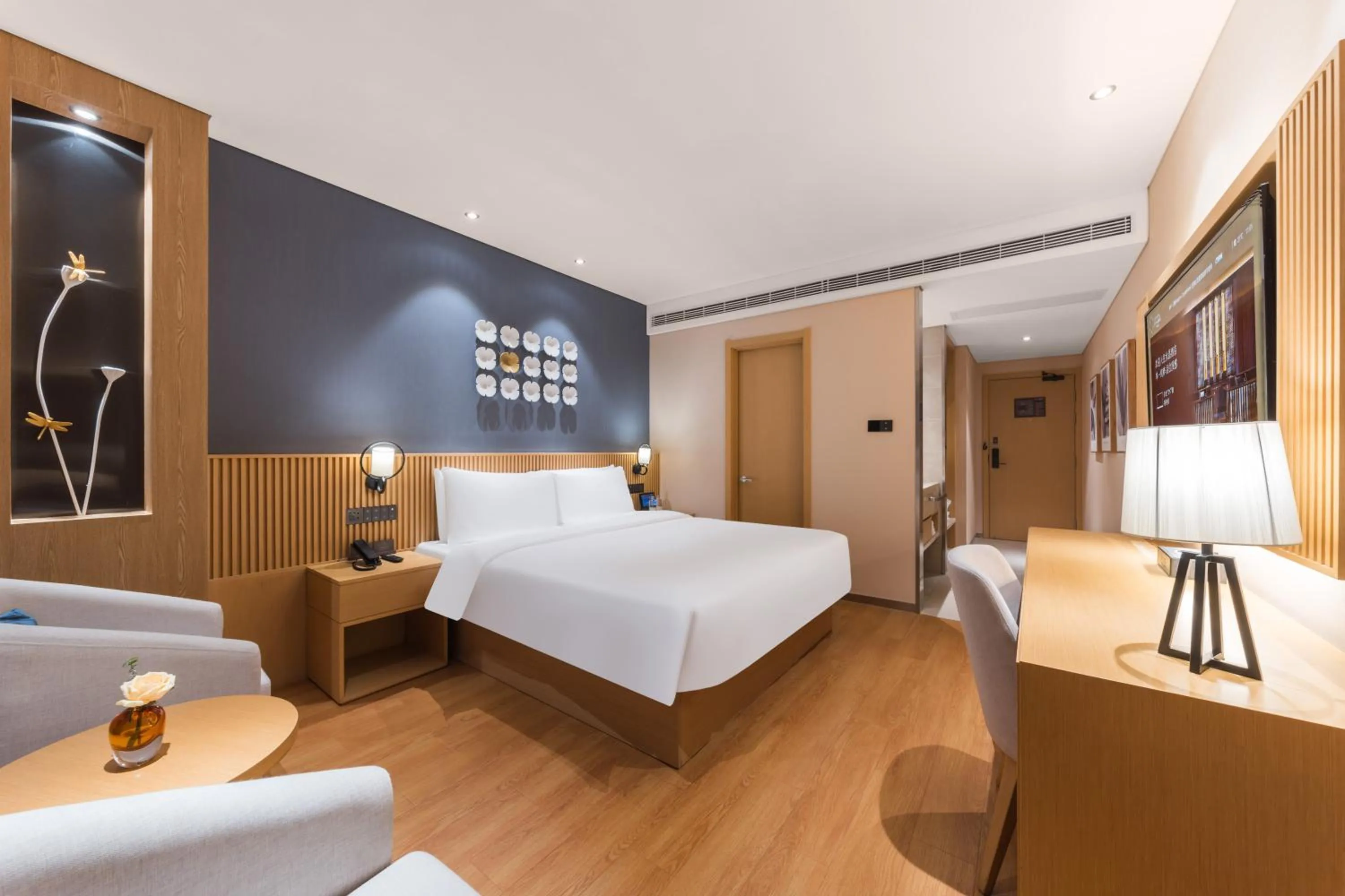 Photo of the whole room, Bed in Crystal Orange Hotel Shanghai The Bund Yu Garden