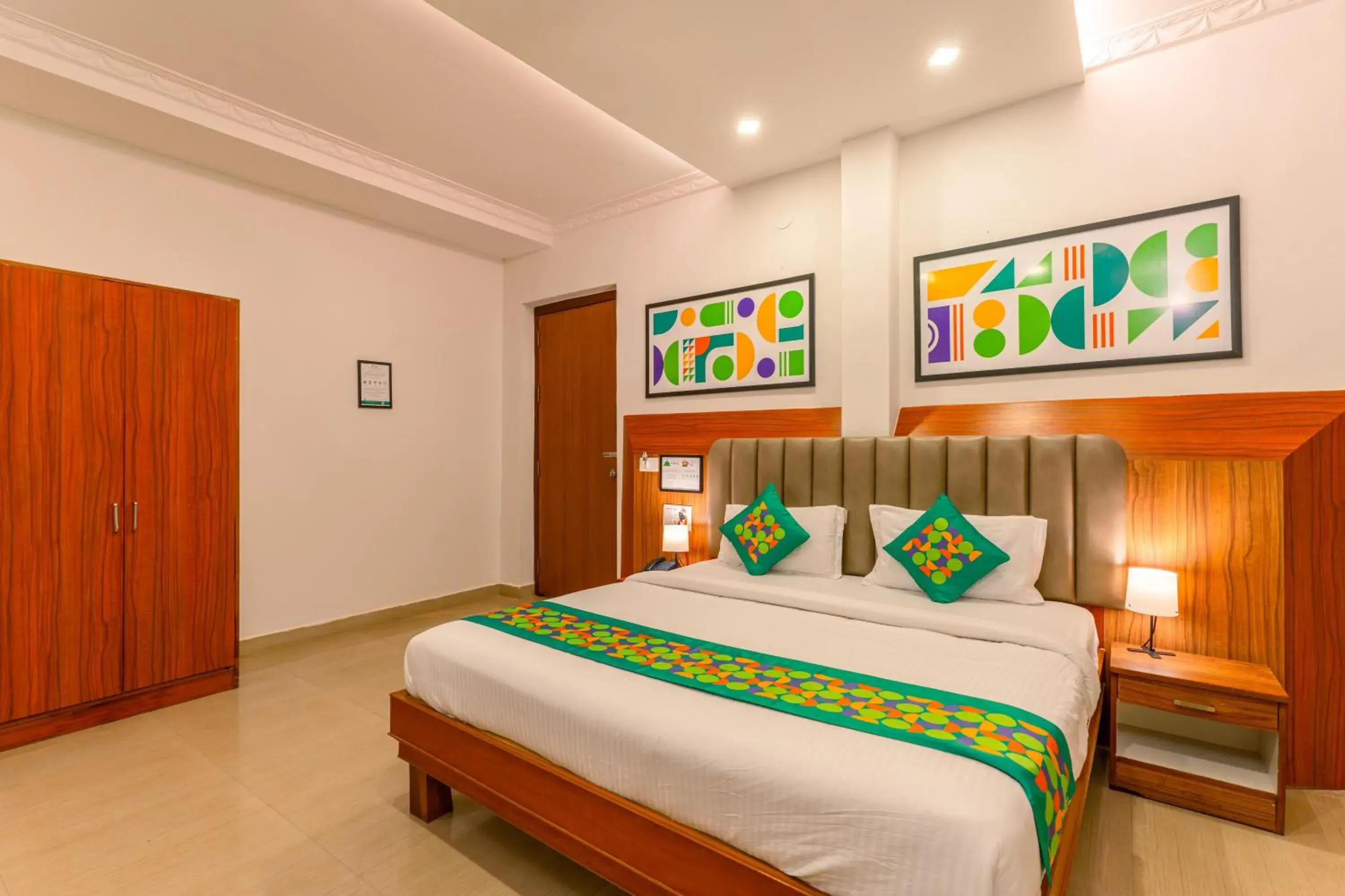Bedroom, Bed in Treebo Regalia Comforts, 5 mins to Raja Seat Garden Bedroom, Bed in Treebo Regalia Comforts, 5 mins to Raja Seat Garden