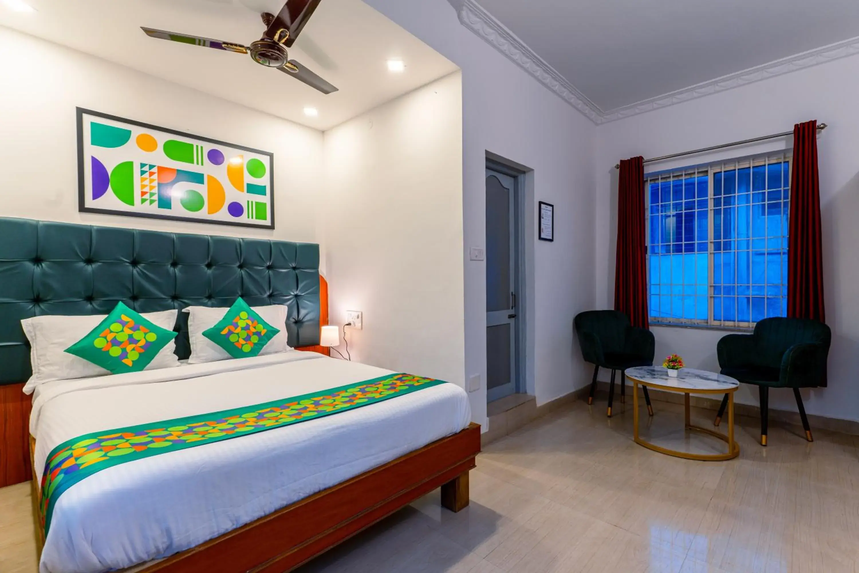 Bedroom, Bed in Treebo Regalia Comforts, 5 mins to Raja Seat Garden Bedroom, Bed in Treebo Regalia Comforts, 5 mins to Raja Seat Garden