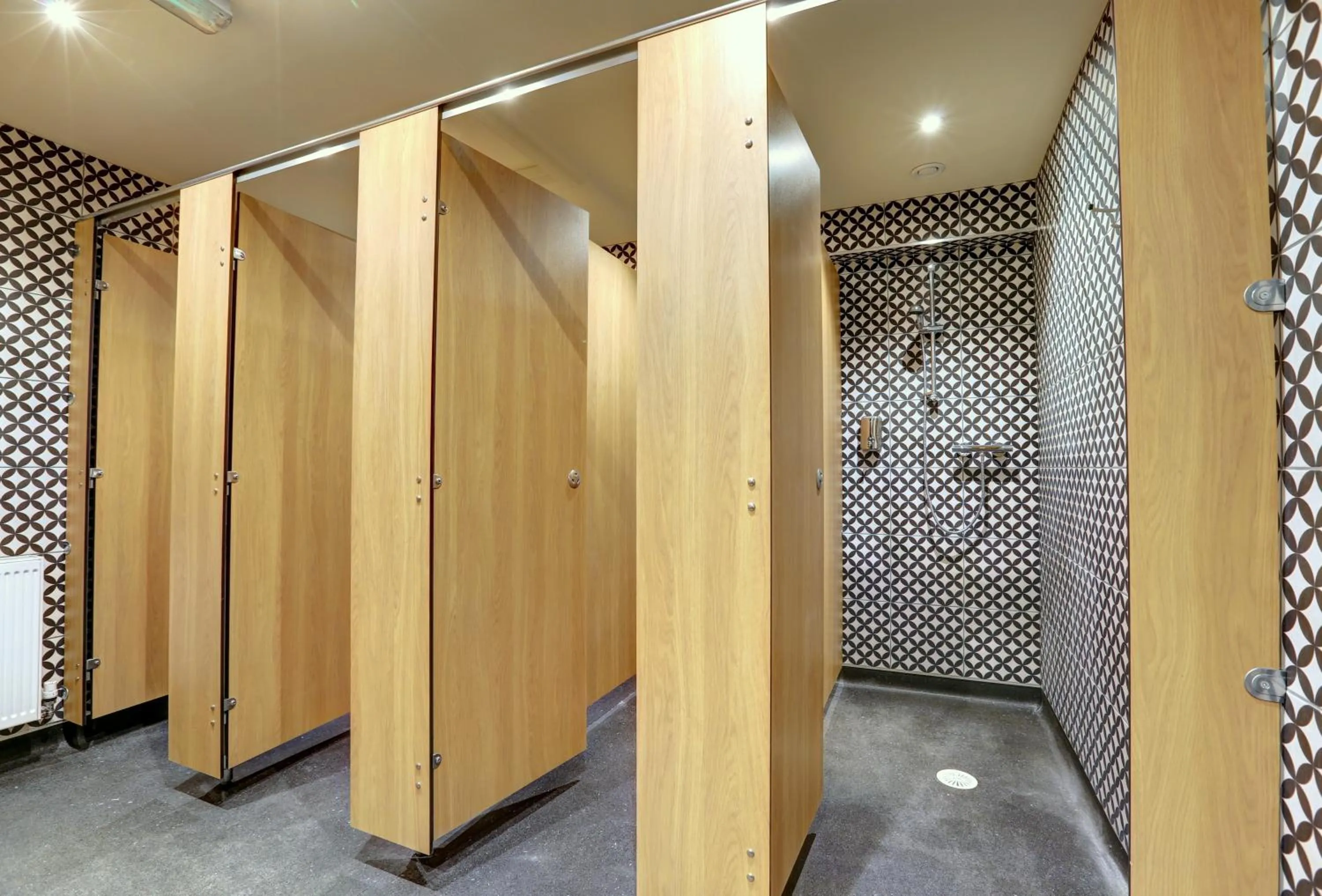 Shower in PubLove @ The Exmouth Arms, Euston