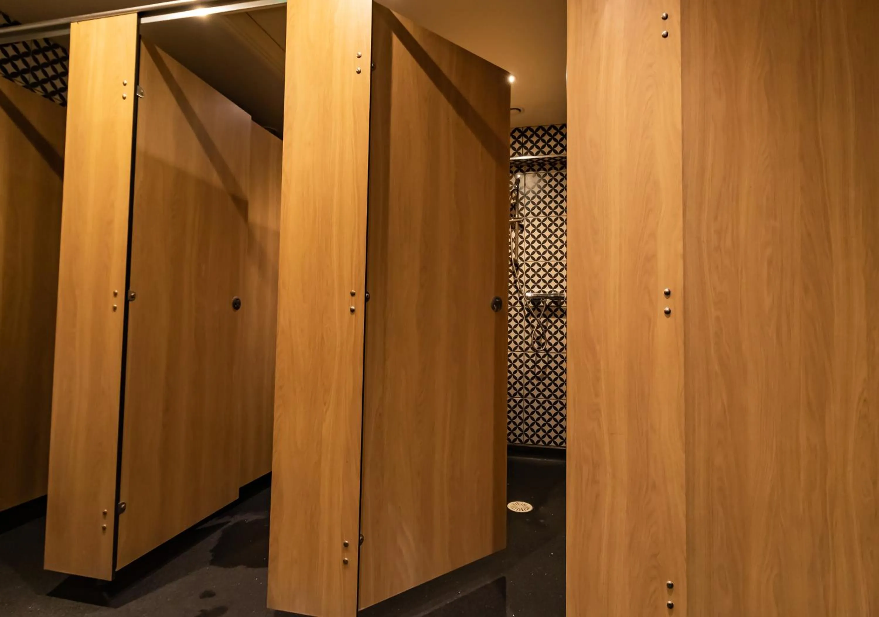 Shower in PubLove @ The Exmouth Arms, Euston