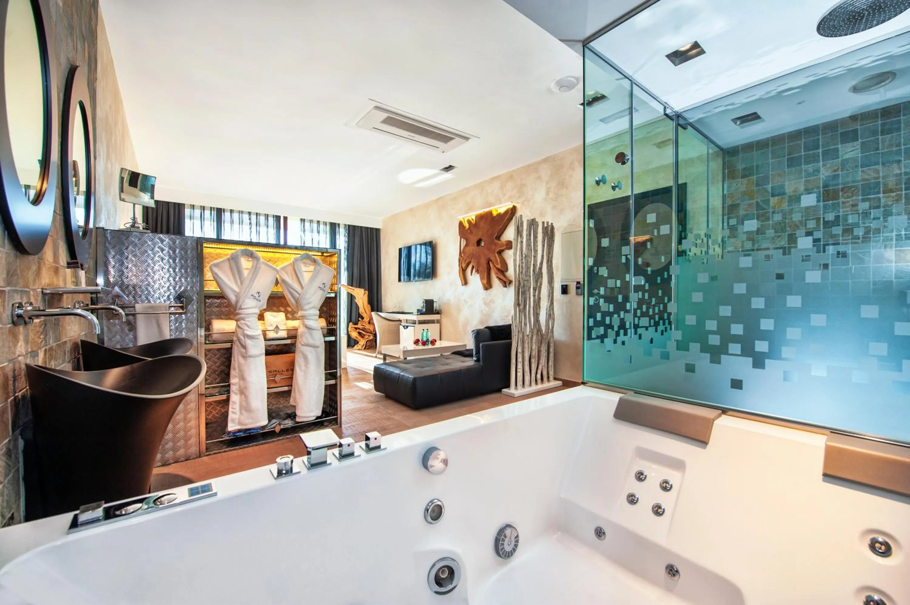 Suite with Jacuzzi® and Private Garden in Suites Natura Mas Tapiolas
