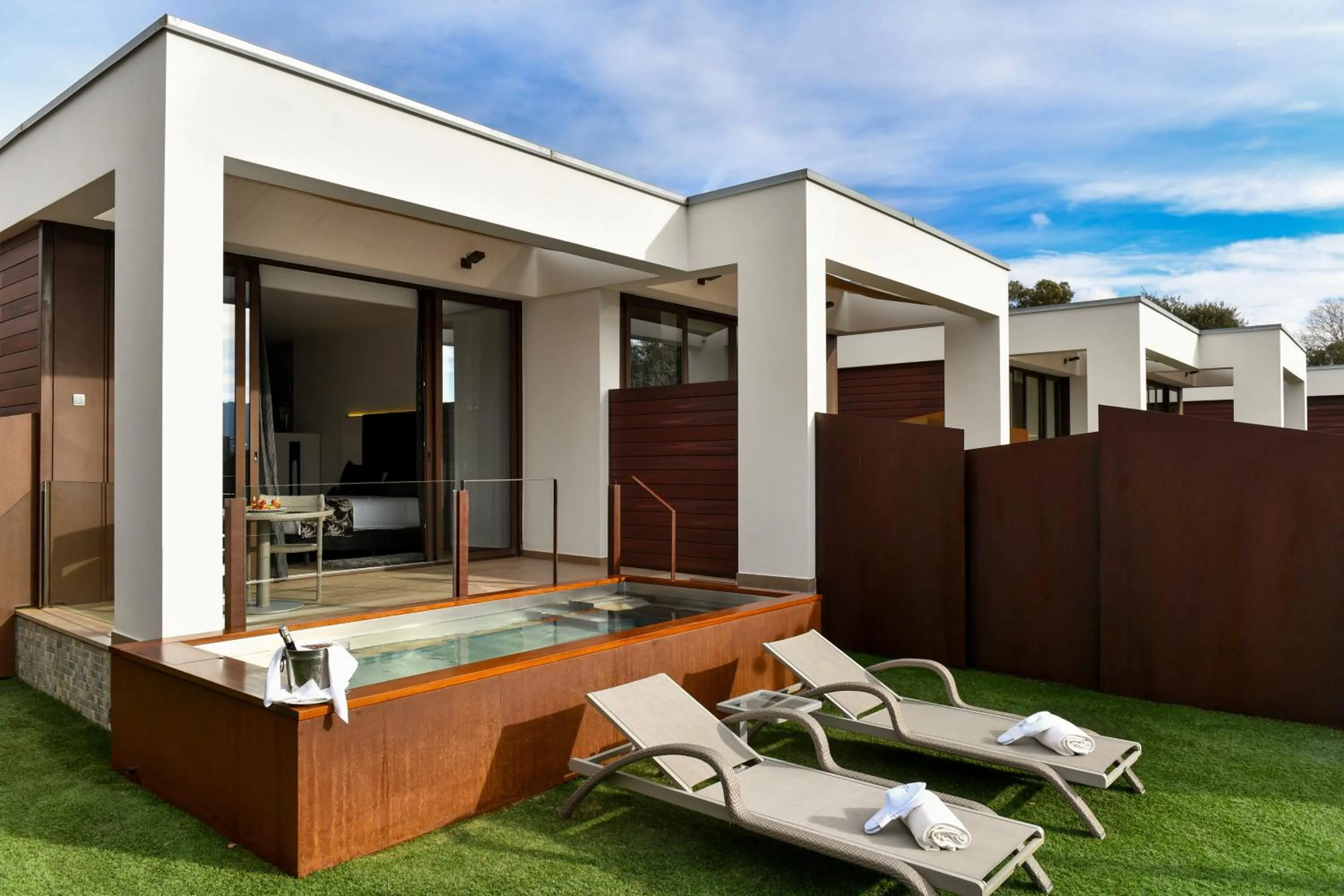 Suite with Jacuzzi and Heated Outdoor Pool in Suites Natura Mas Tapiolas