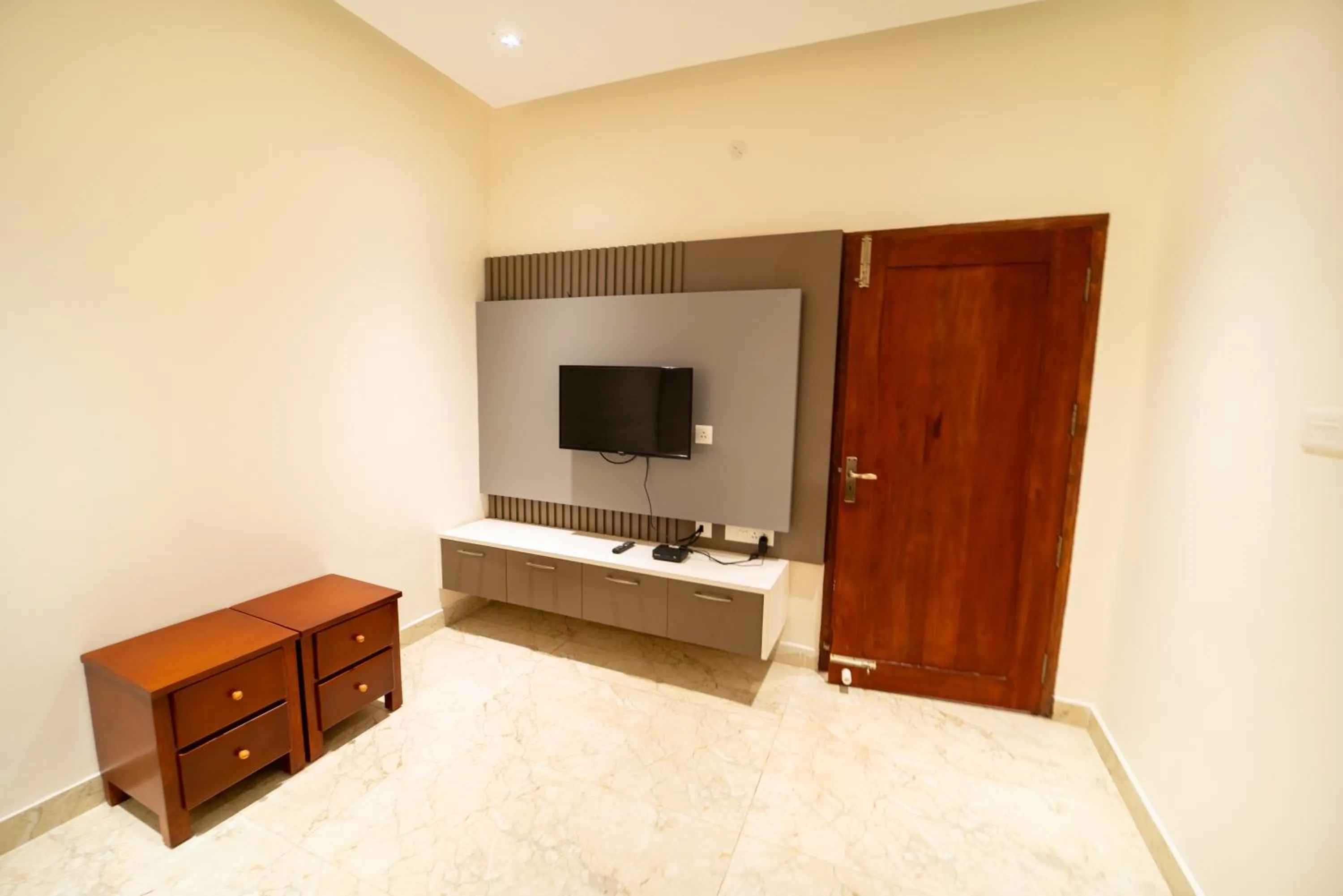 Communal lounge/ TV room in Queen's Hotel Mount garden Kodaikanal