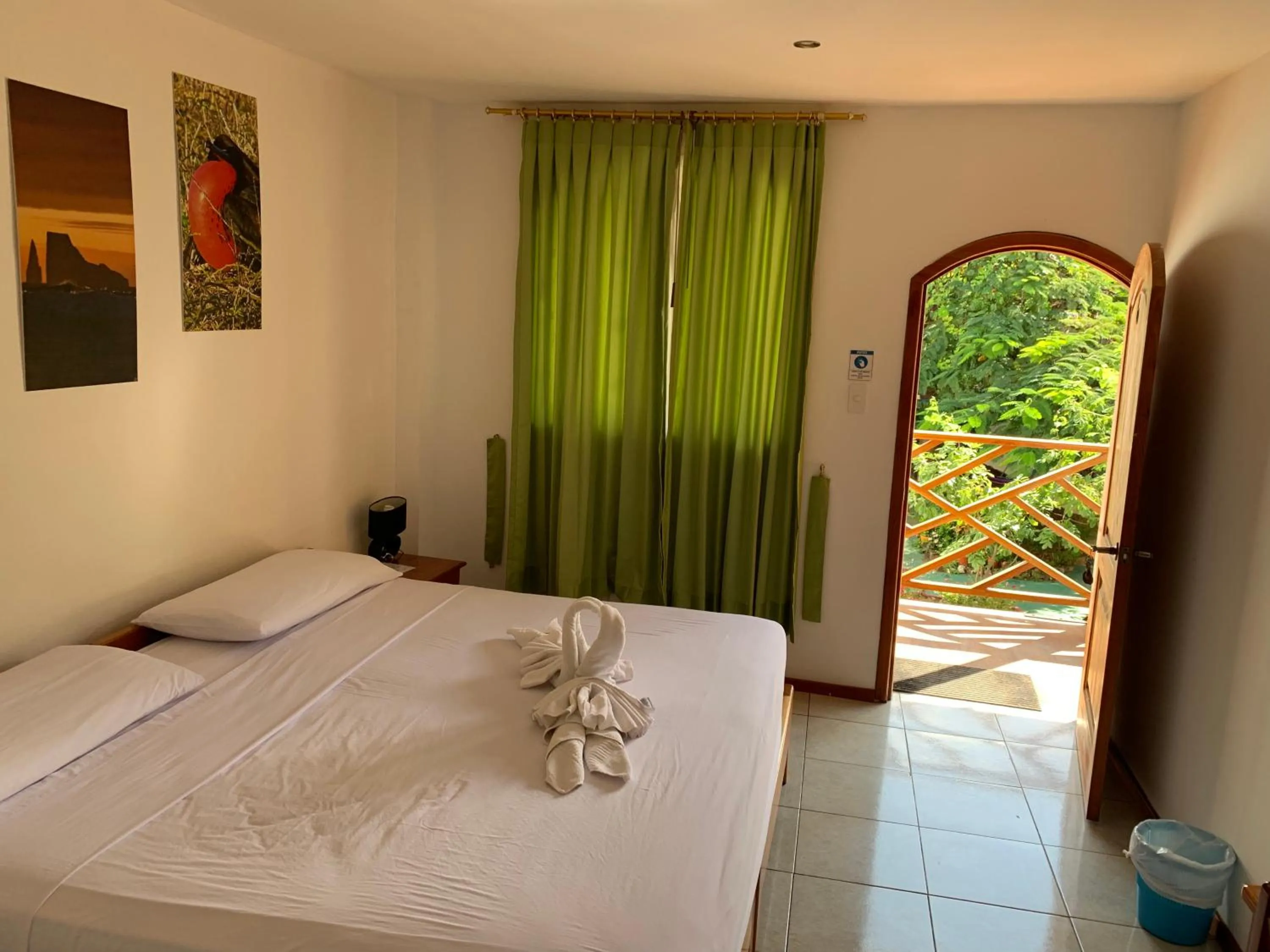 Bed in Hostal White House Galapagos