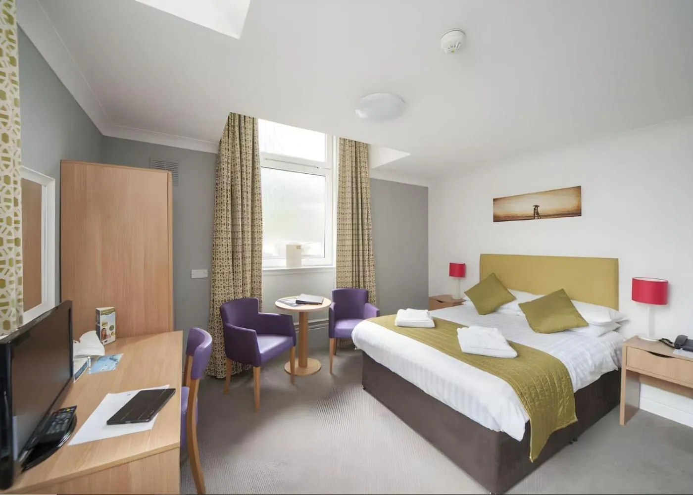 Bedroom, Bed in The Carlton Hotel