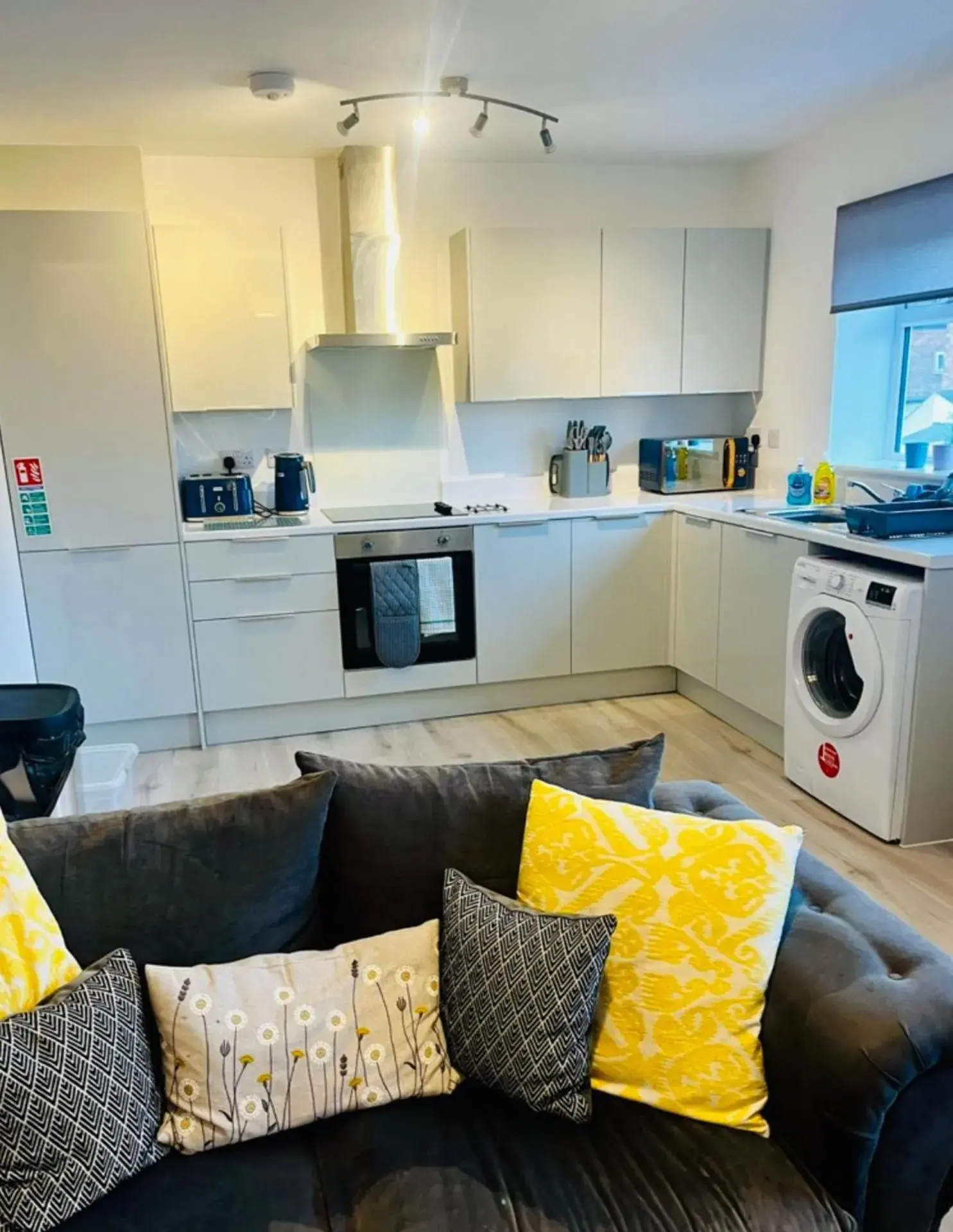 2 Bed Flat - Sleeps 8 - Pets - Garden - Parking 2 Bed Flat - Sleeps 8 - Pets - Garden - Parking
