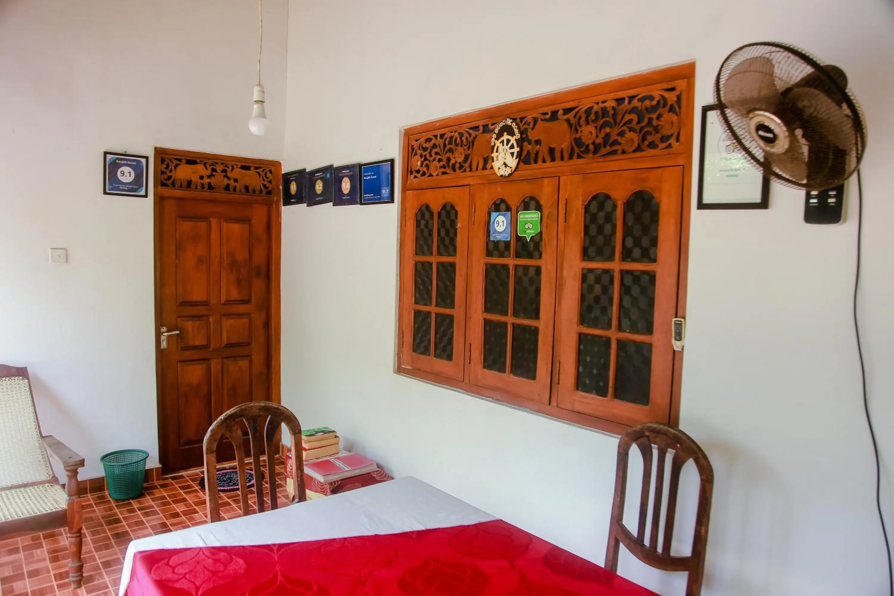 Restaurant/places to eat, Bed in Ranjith Guest