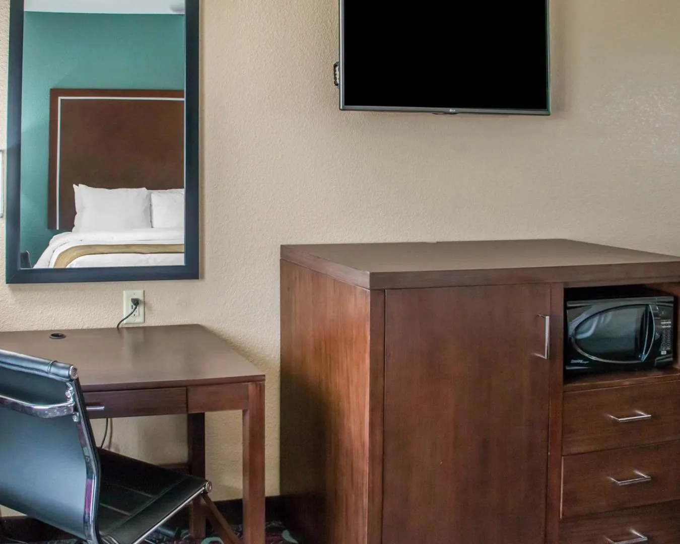 Decorative detail in Comfort Inn & Suites San Marcos near Outlet Mall