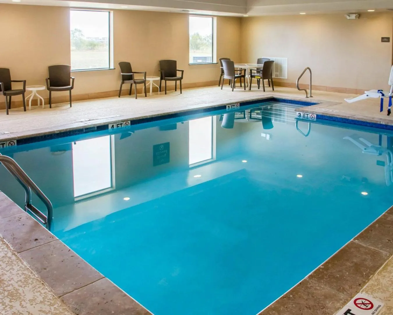 Swimming pool in Comfort Inn & Suites San Marcos near Outlet Mall