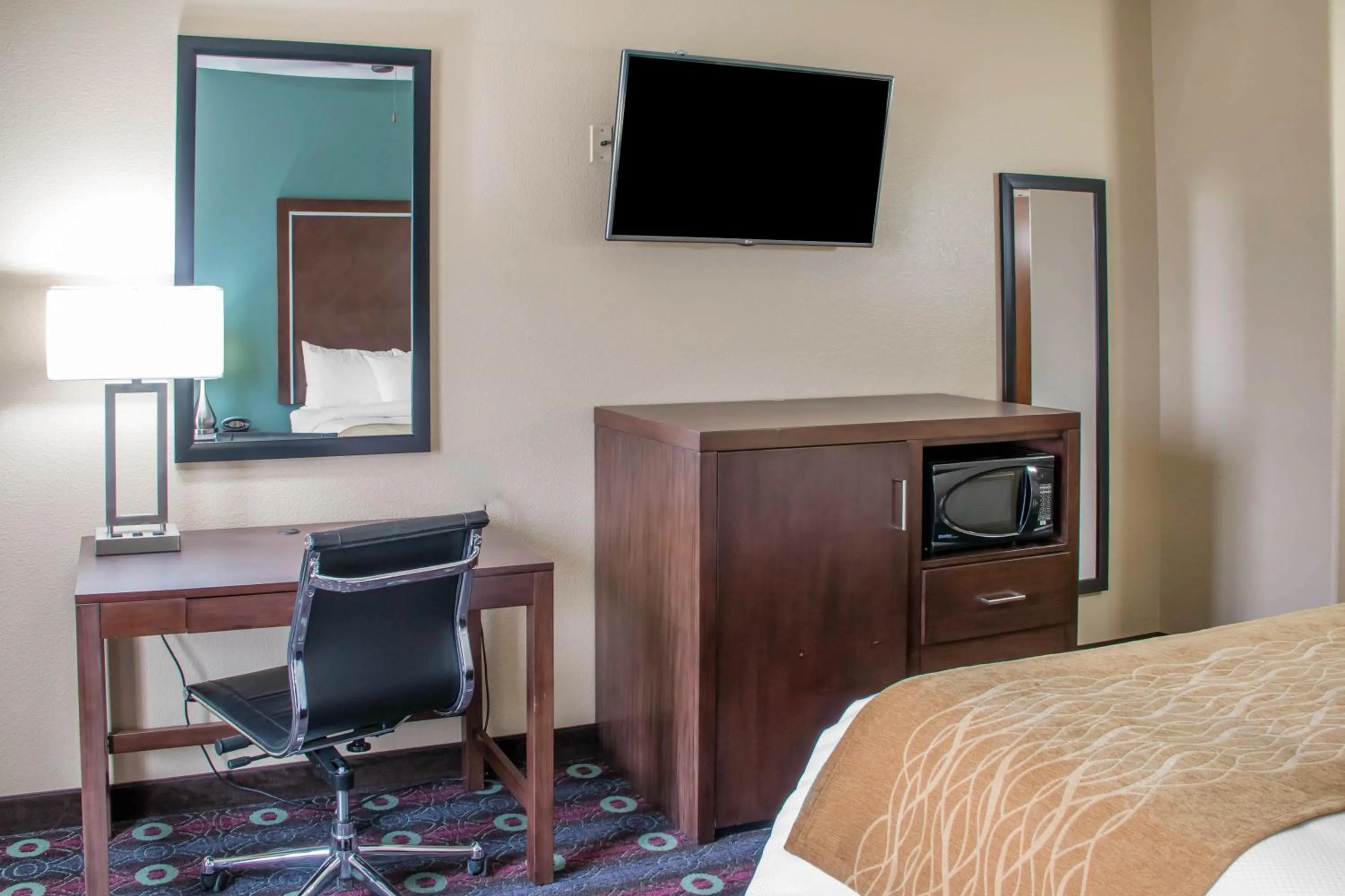 TV and multimedia, Bed in Comfort Inn & Suites San Marcos near Outlet Mall