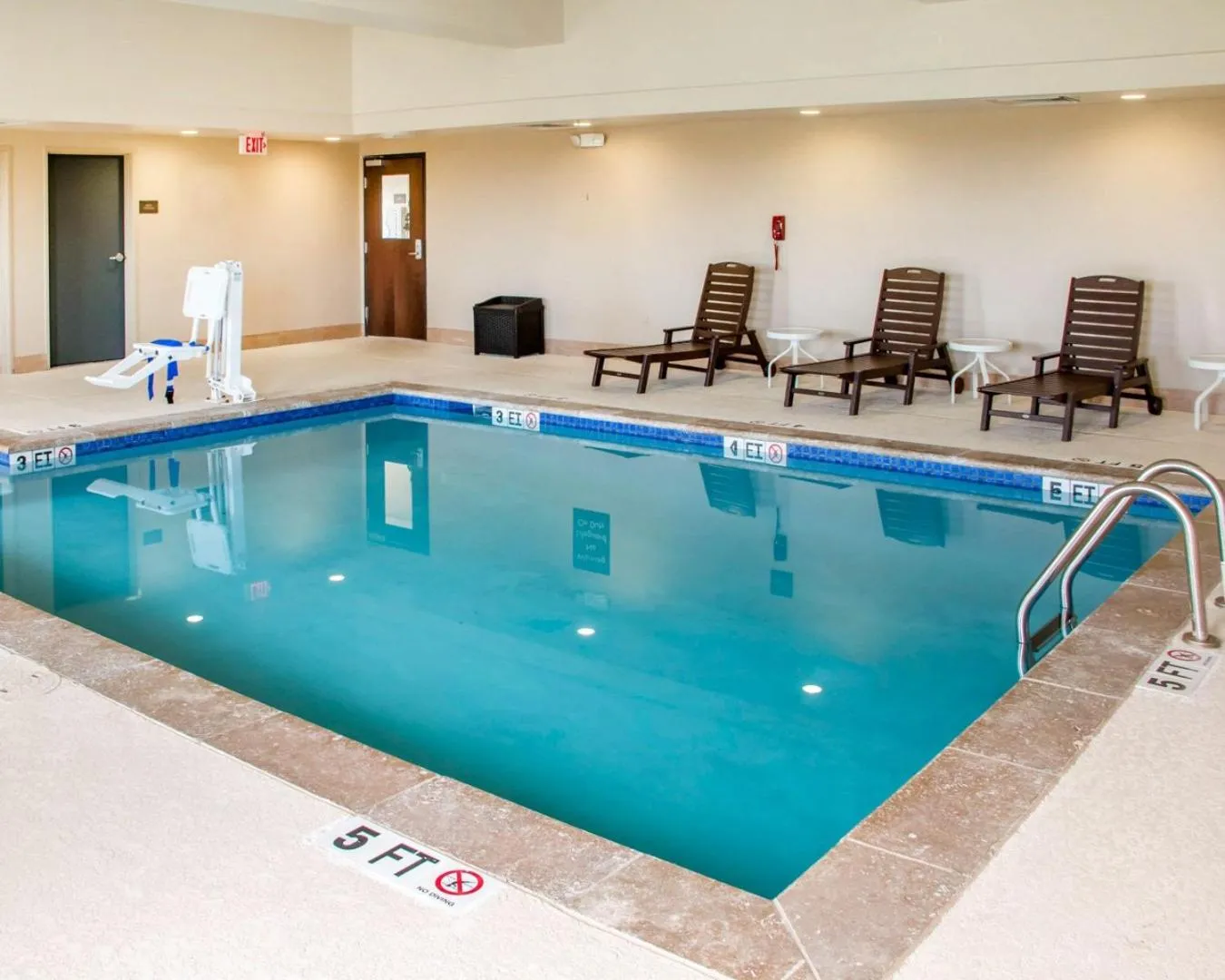 Swimming pool in Comfort Inn & Suites San Marcos near Outlet Mall