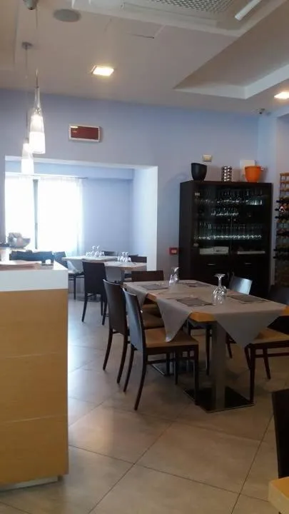 Restaurant/places to eat in Hotel Main Street