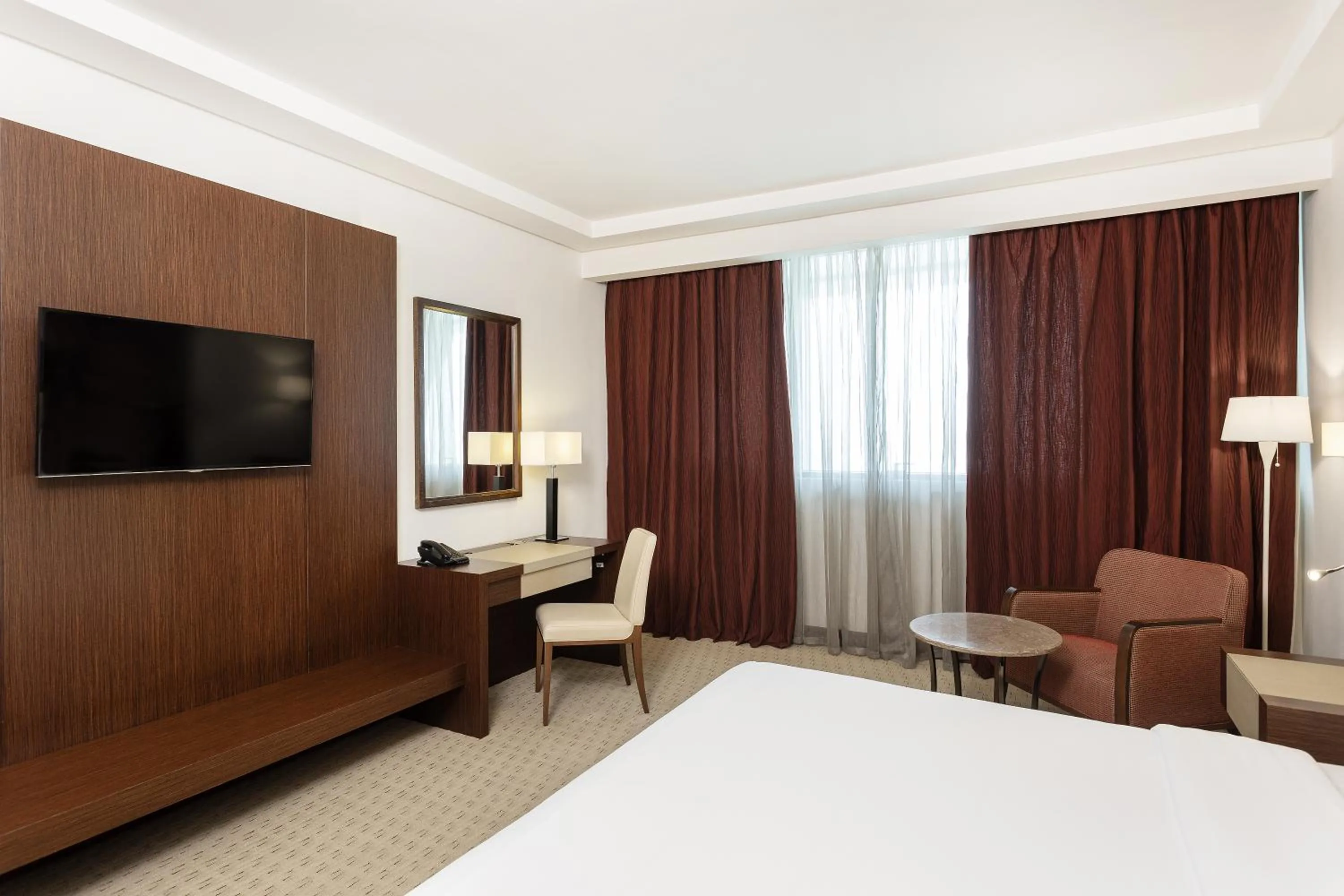 Seating area, Bed in Radisson Blu Hotel & Convention Center, Tunis