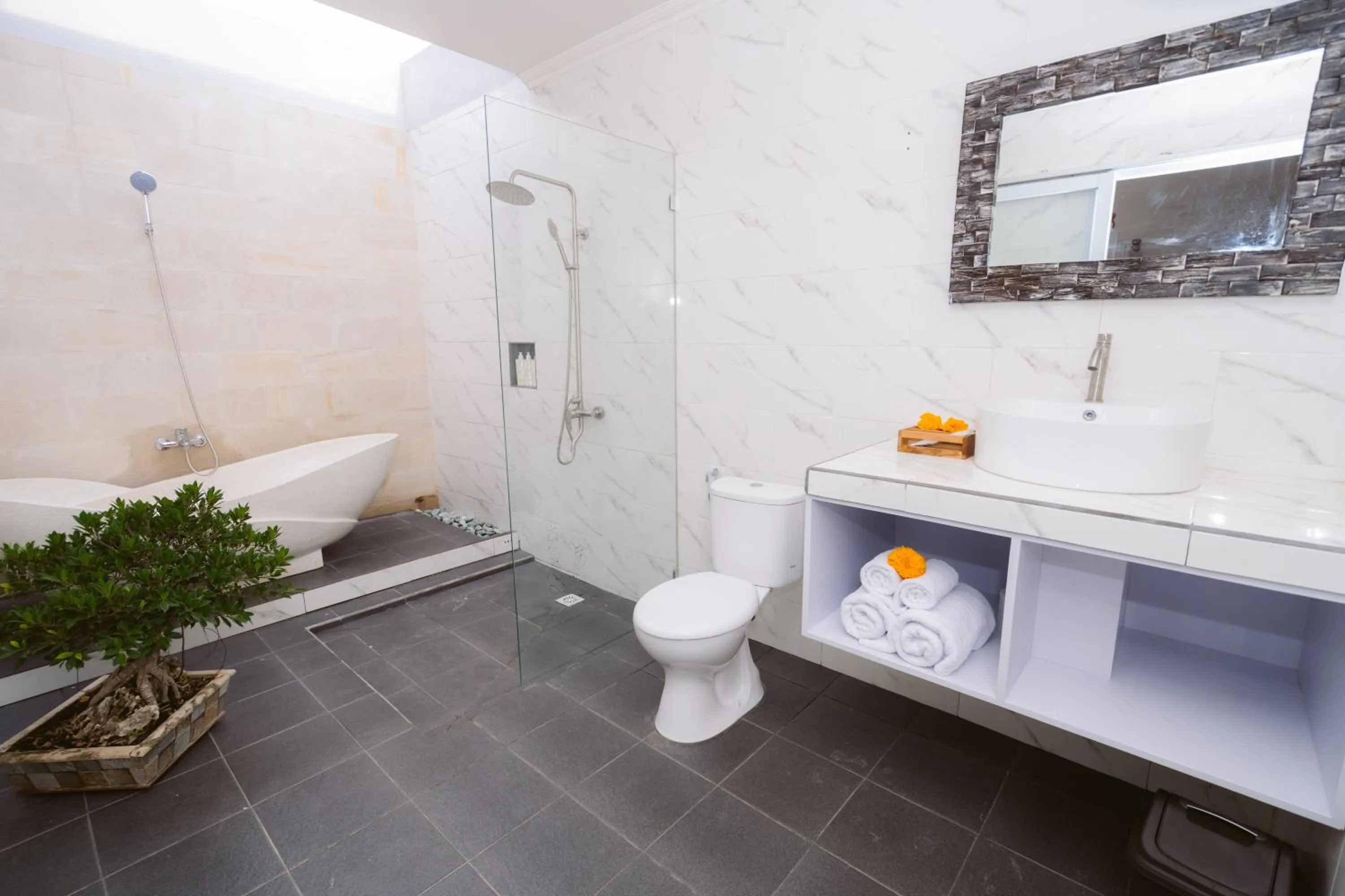 Shower in Kelingking Paradise Suites Villa