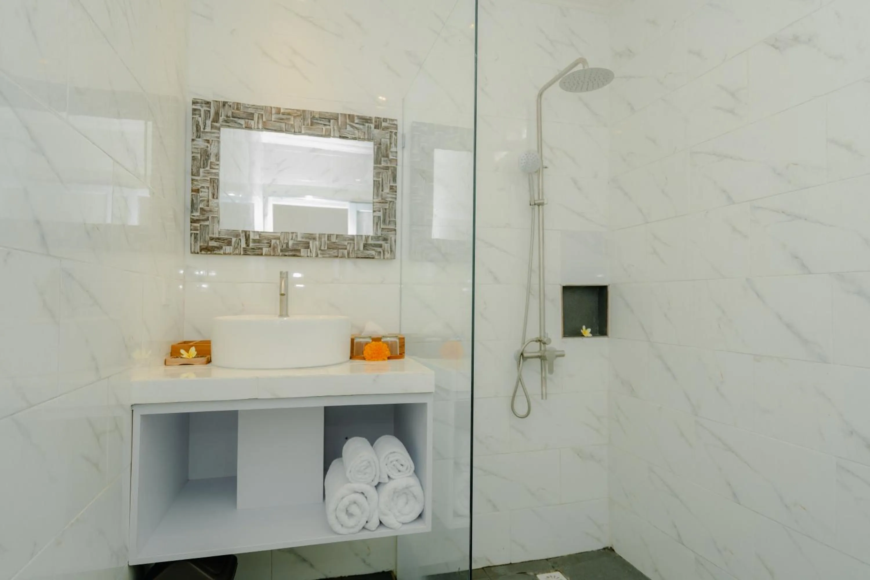 Shower in Kelingking Paradise Suites Villa