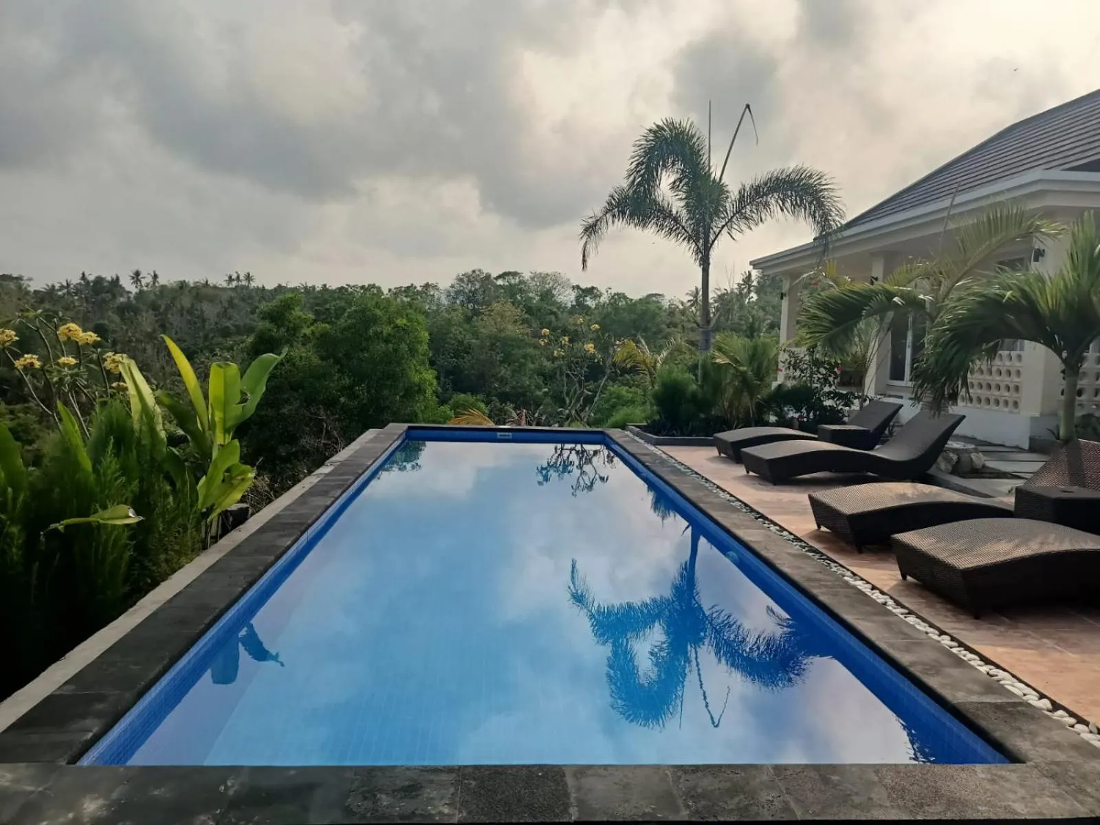 Swimming pool in Kelingking Paradise Suites Villa