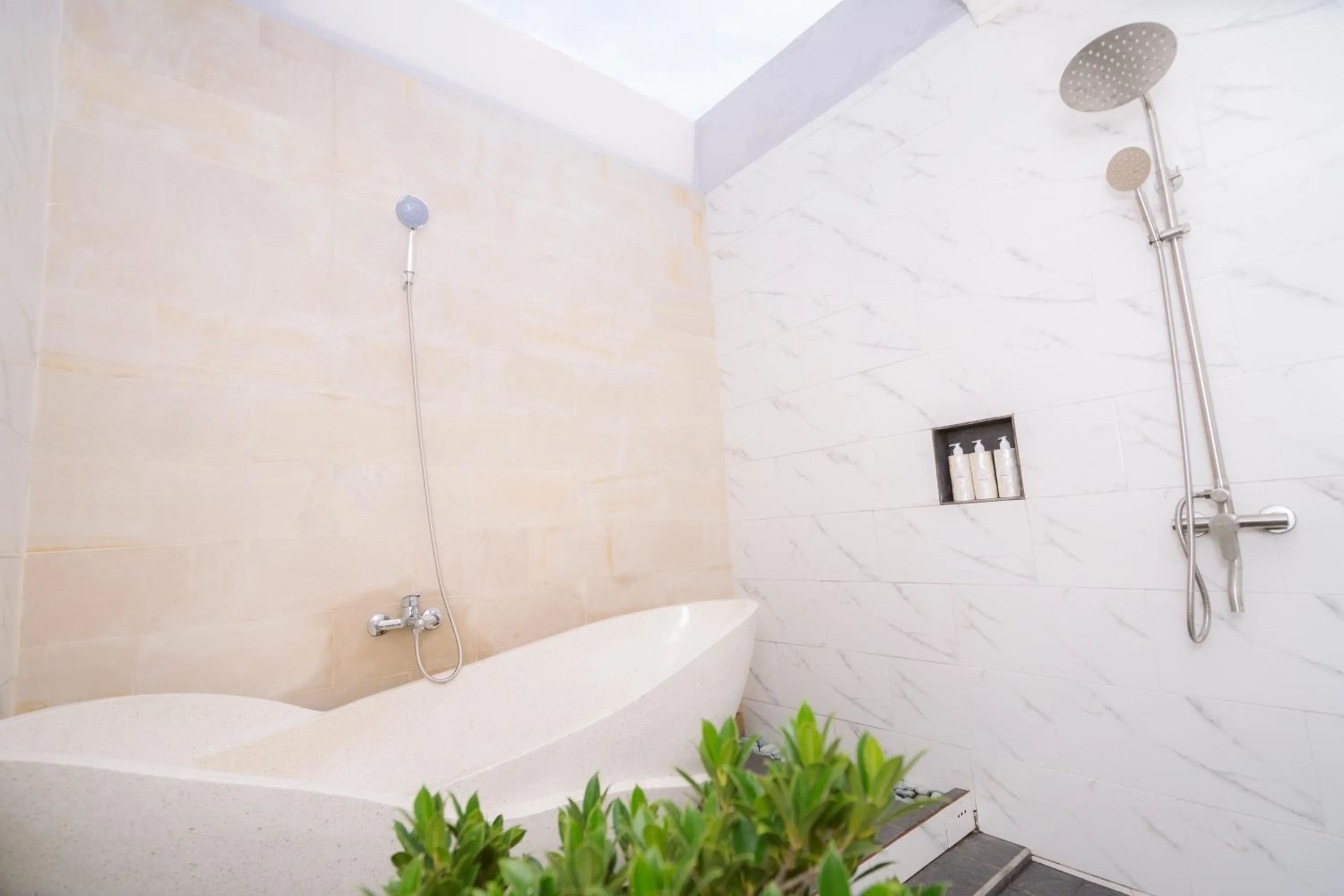 Hot Tub in Kelingking Paradise Suites Villa