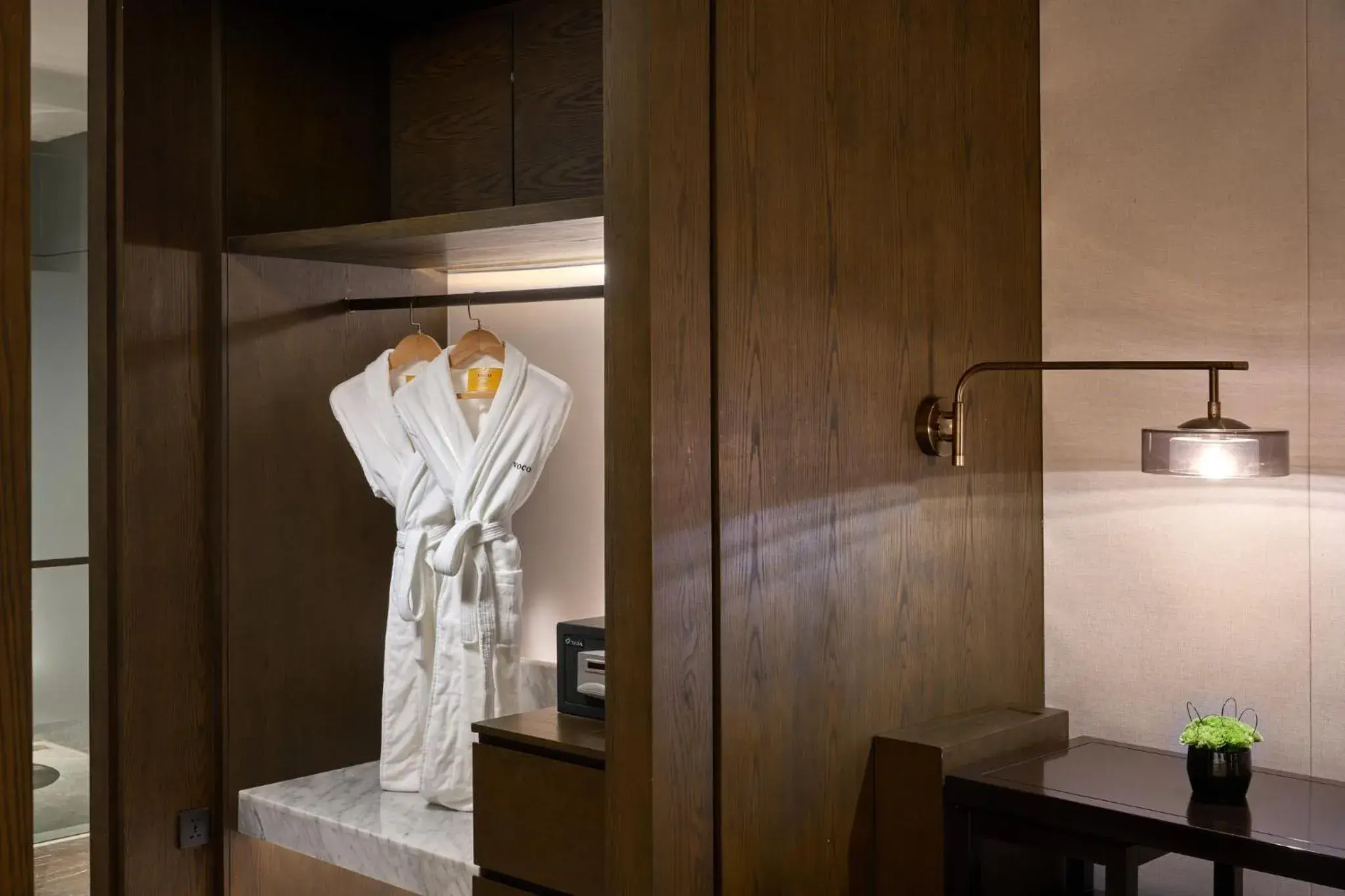 Standard King Room in voco Zhengzhou Garden Expo by IHG Standard King Room in voco Zhengzhou Garden Expo by IHG