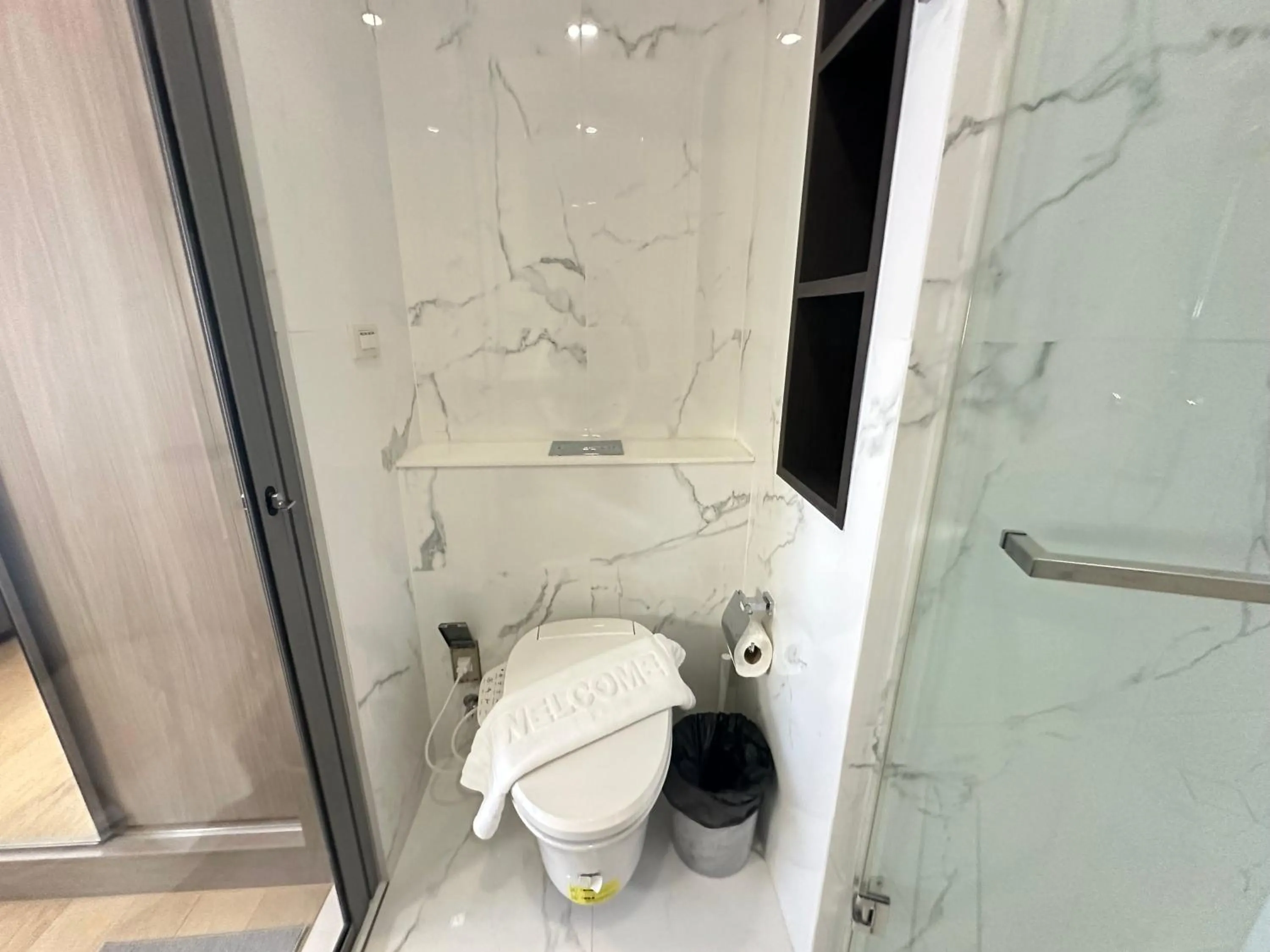 Toilet in Siamese Exclusive Queens