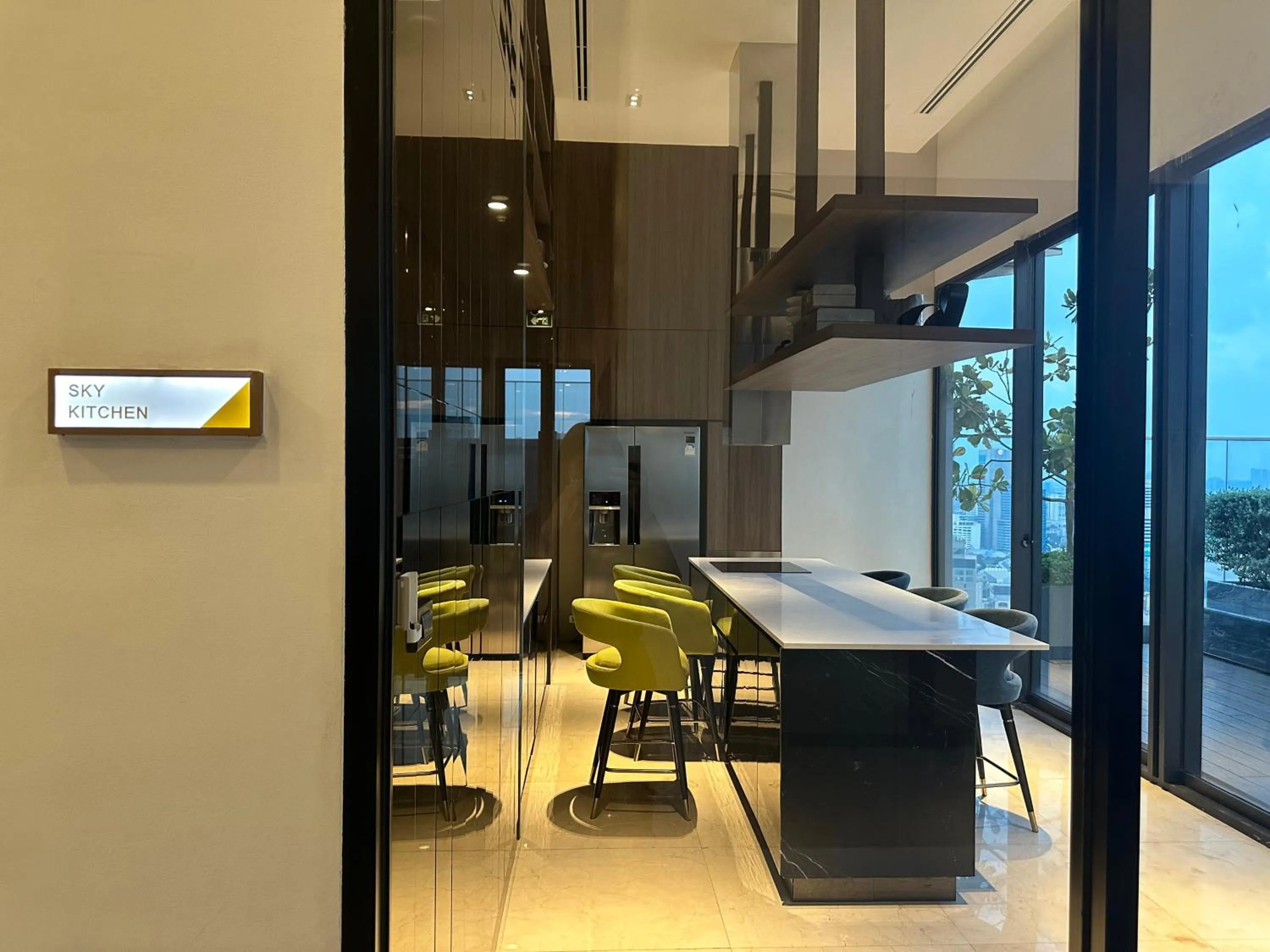 Property building in Siamese Exclusive Queens