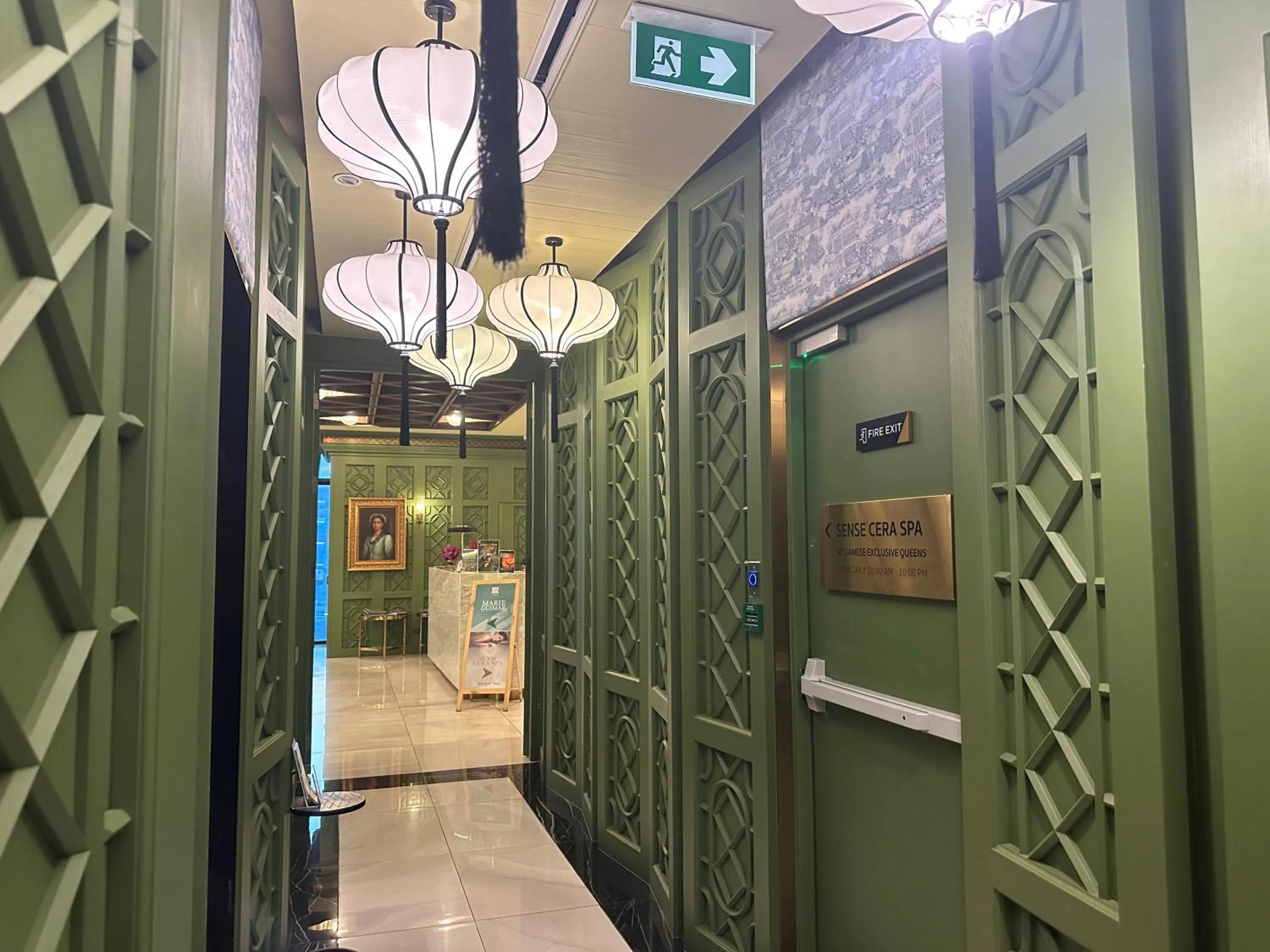 Property building in Siamese Exclusive Queens