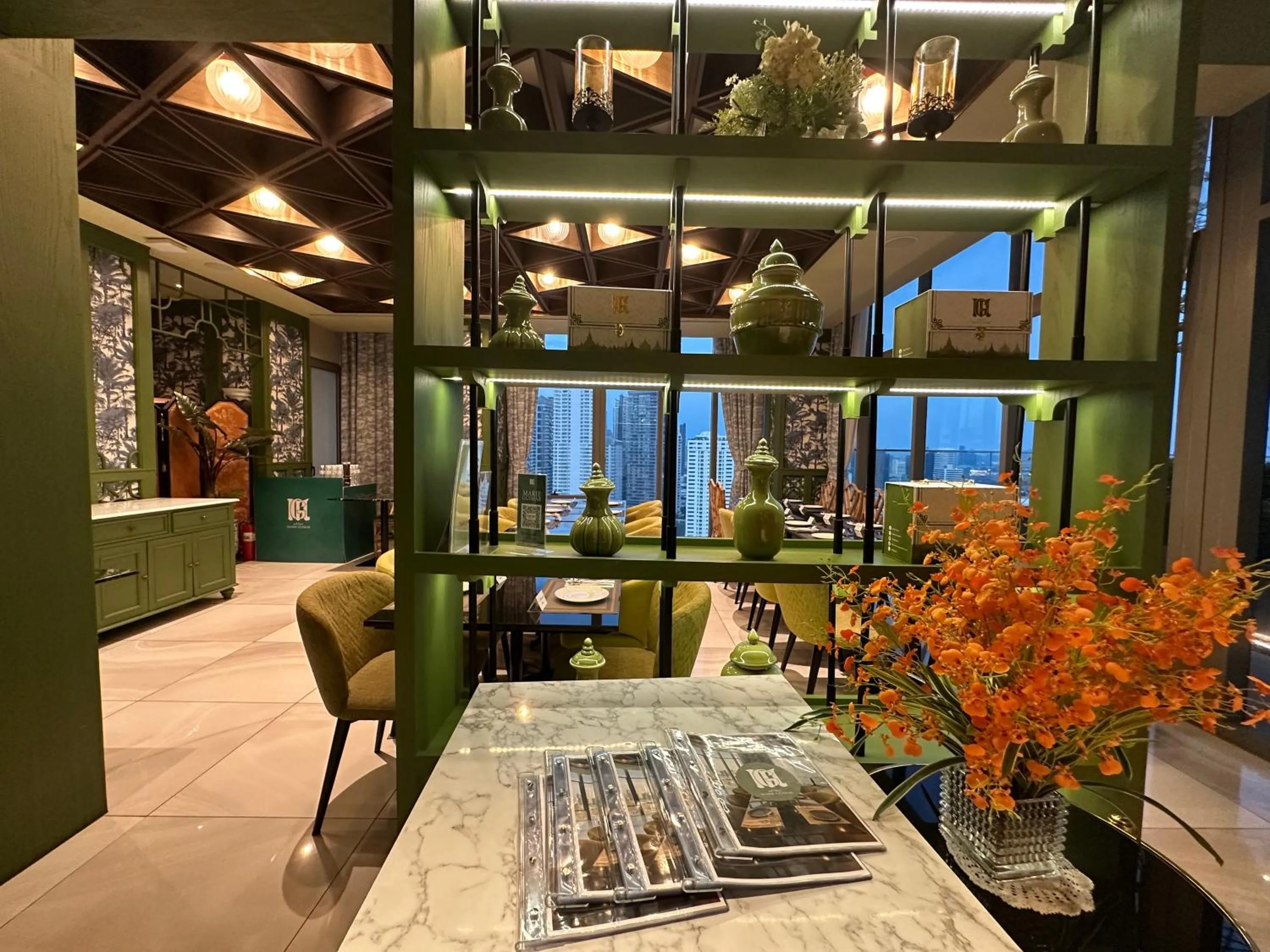 Restaurant/places to eat in Siamese Exclusive Queens